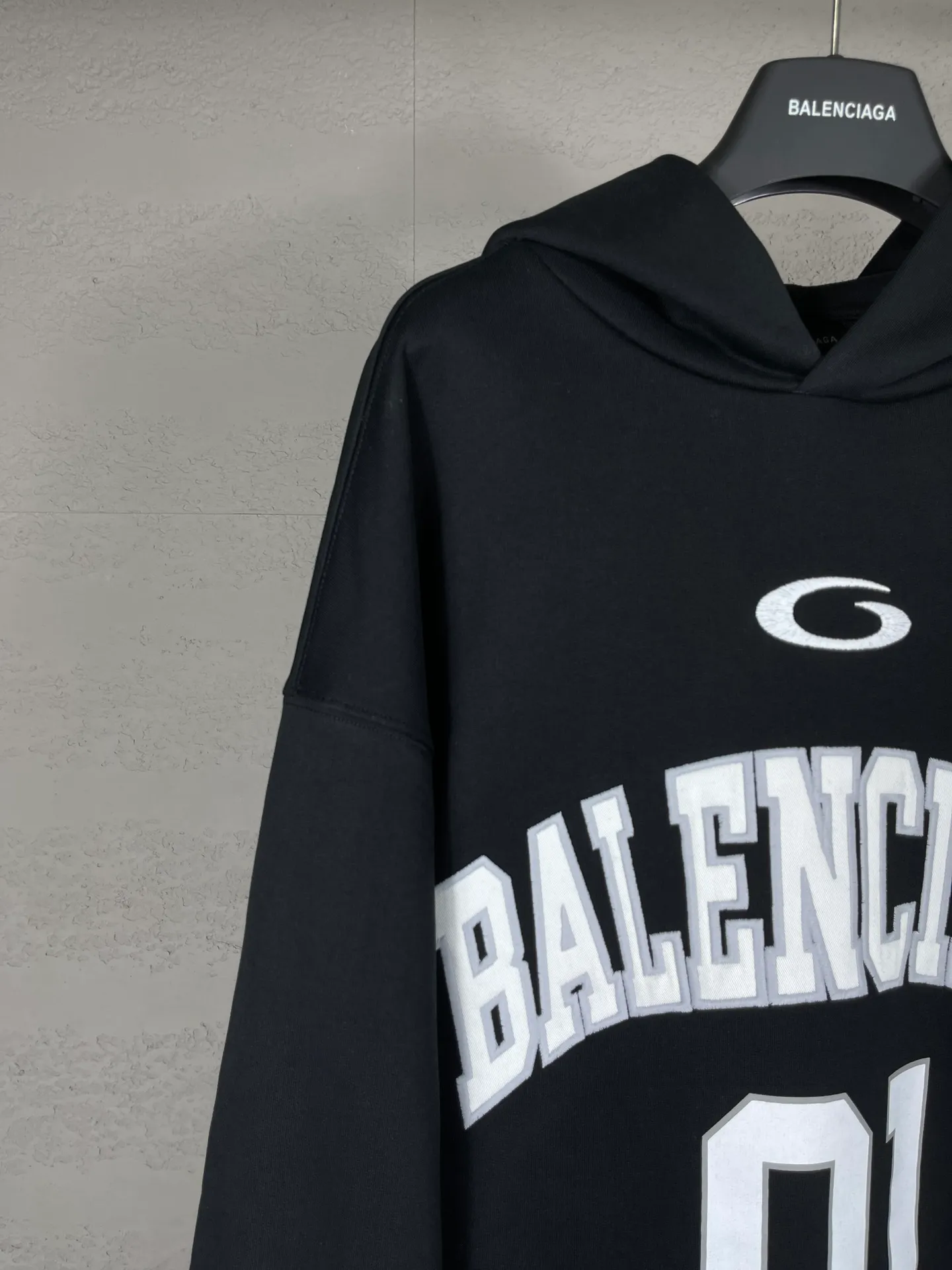 🅿️350 Actual pictures [Top version. Official website quality] BALENCI*GA/Paris.SS25 latest basketball uniform embroidered printed hooded long-sleeved sweatshirt. The front embroidery is embroidered and printed using a Tajima computer embroidery machine, the lower left corner is stamped, and the back piece is printed. The brick cabinets are synchronized. The authentic product is developed at the first time. The fabric is made of Paris ZP custom-woven and dyed cotton sweatshirt. Weighing 460 grams, the cloth surface is clean. The cloth pattern is clear, soft and comfortable. The threads are dyed with no color difference. The printing uses environmentally friendly imported materials, the letters are clear and the effect is three-dimensional. The version adopts OS loose shoulder design. Same style for men and women. Code: BL258959 Color: black, purple, colorful blue, green Size: XS S M L