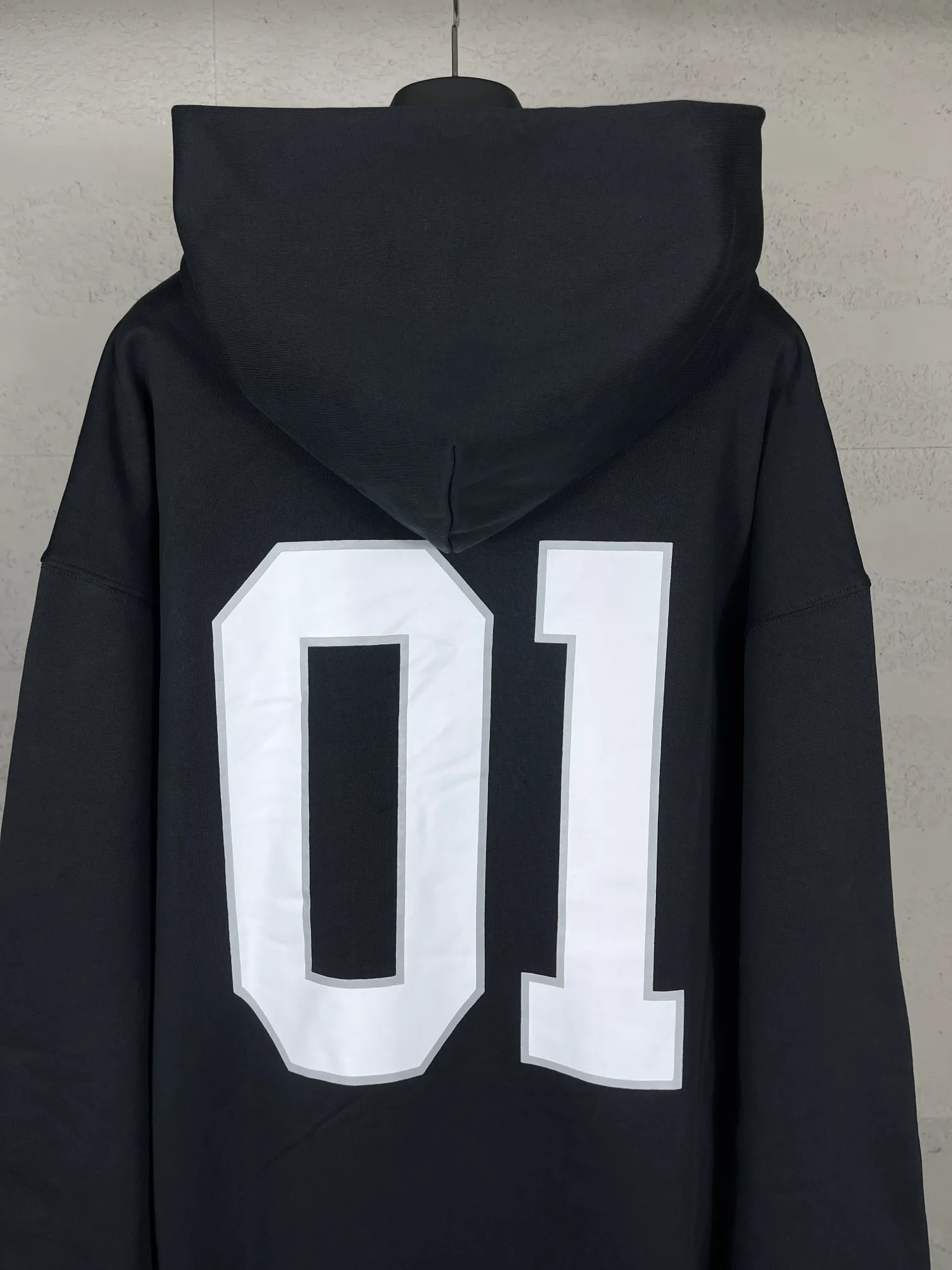 🅿️350 Actual pictures [Top version. Official website quality] BALENCI*GA/Paris.SS25 latest basketball uniform embroidered printed hooded long-sleeved sweatshirt. The front embroidery is embroidered and printed using a Tajima computer embroidery machine, the lower left corner is stamped, and the back piece is printed. The brick cabinets are synchronized. The authentic product is developed at the first time. The fabric is made of Paris ZP custom-woven and dyed cotton sweatshirt. Weighing 460 grams, the cloth surface is clean. The cloth pattern is clear, soft and comfortable. The threads are dyed with no color difference. The printing uses environmentally friendly imported materials, the letters are clear and the effect is three-dimensional. The version adopts OS loose shoulder design. Same style for men and women. Code: BL258959 Color: black, purple, colorful blue, green Size: XS S M L