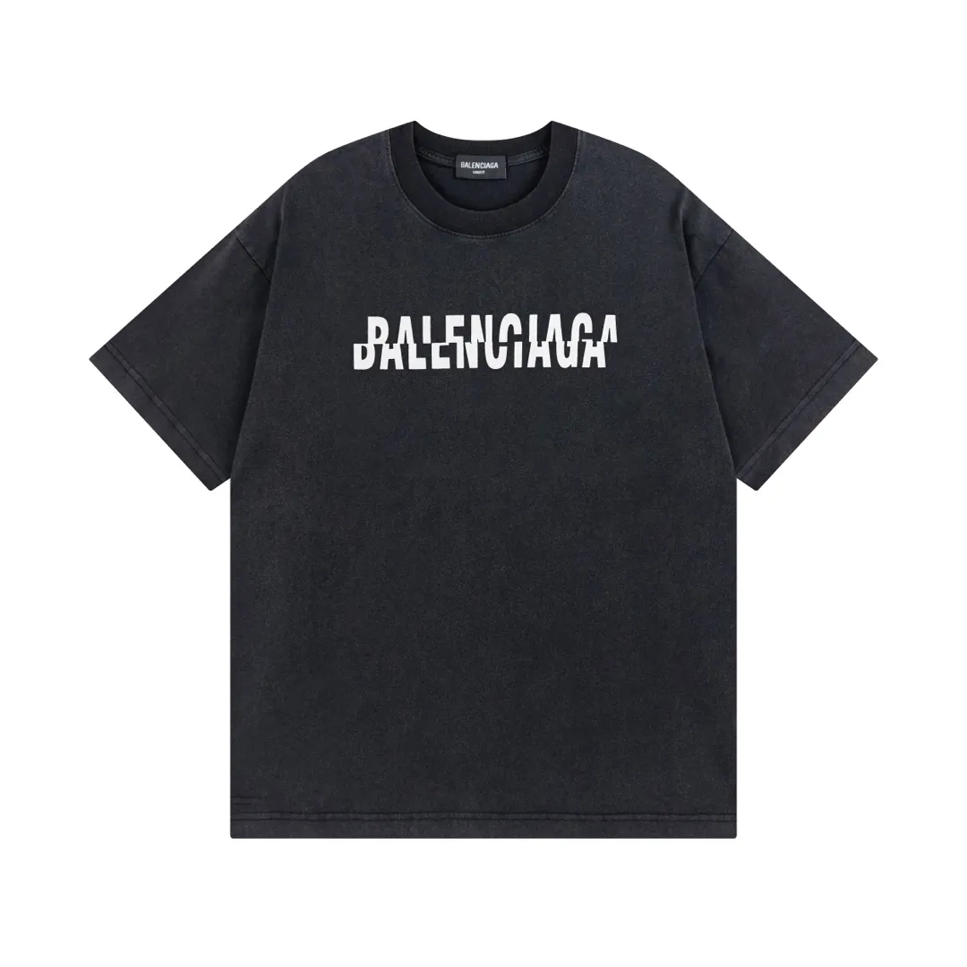 🅿️174 Actual pictures [Top version. Official website quality] BALENCI*GA/Paris BALENCI*GA# staggered letter LOGO printed washed short-sleeved T-shirt. Brick cabinet synchronization. The fabric is made of Paris ZP custom-woven and dyed 100% cotton double yarn compact cotton. The weight is 260 grams. The cloth surface is clean. The cloth pattern is clear. Soft and comfortable. The color fastness is good. It is not easy to change color. The threads are woven and dyed with no color difference. The printing uses imported environmentally friendly glue, which has a three-dimensional effect and no burrs. The ready-made clothes are washed and worn, and the brick cabinets are restored. The version adopts the OS loose shoulder style. Same style for men and women. Code: BL223095 Color: washed black. White Size: XS to L
