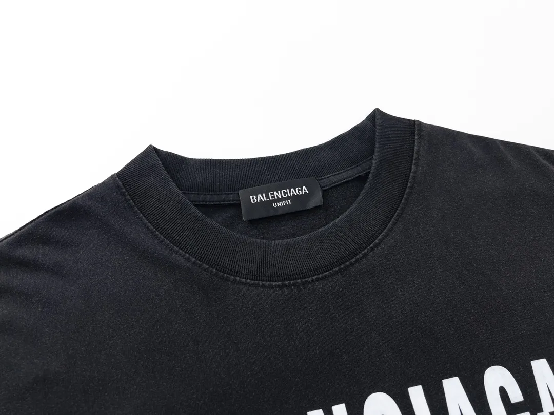 🅿️174 Actual pictures [Top version. Official website quality] BALENCI*GA/Paris BALENCI*GA# staggered letter LOGO printed washed short-sleeved T-shirt. Brick cabinet synchronization. The fabric is made of Paris ZP custom-woven and dyed 100% cotton double yarn compact cotton. The weight is 260 grams. The cloth surface is clean. The cloth pattern is clear. Soft and comfortable. The color fastness is good. It is not easy to change color. The threads are woven and dyed with no color difference. The printing uses imported environmentally friendly glue, which has a three-dimensional effect and no burrs. The ready-made clothes are washed and worn, and the brick cabinets are restored. The version adopts the OS loose shoulder style. Same style for men and women. Code: BL223095 Color: washed black. White Size: XS to L