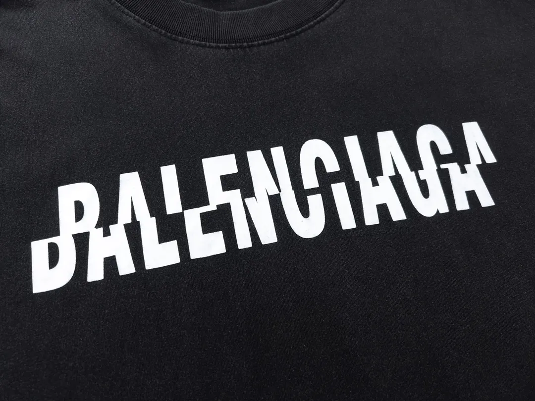 🅿️174 Actual pictures [Top version. Official website quality] BALENCI*GA/Paris BALENCI*GA# staggered letter LOGO printed washed short-sleeved T-shirt. Brick cabinet synchronization. The fabric is made of Paris ZP custom-woven and dyed 100% cotton double yarn compact cotton. The weight is 260 grams. The cloth surface is clean. The cloth pattern is clear. Soft and comfortable. The color fastness is good. It is not easy to change color. The threads are woven and dyed with no color difference. The printing uses imported environmentally friendly glue, which has a three-dimensional effect and no burrs. The ready-made clothes are washed and worn, and the brick cabinets are restored. The version adopts the OS loose shoulder style. Same style for men and women. Code: BL223095 Color: washed black. White Size: XS to L