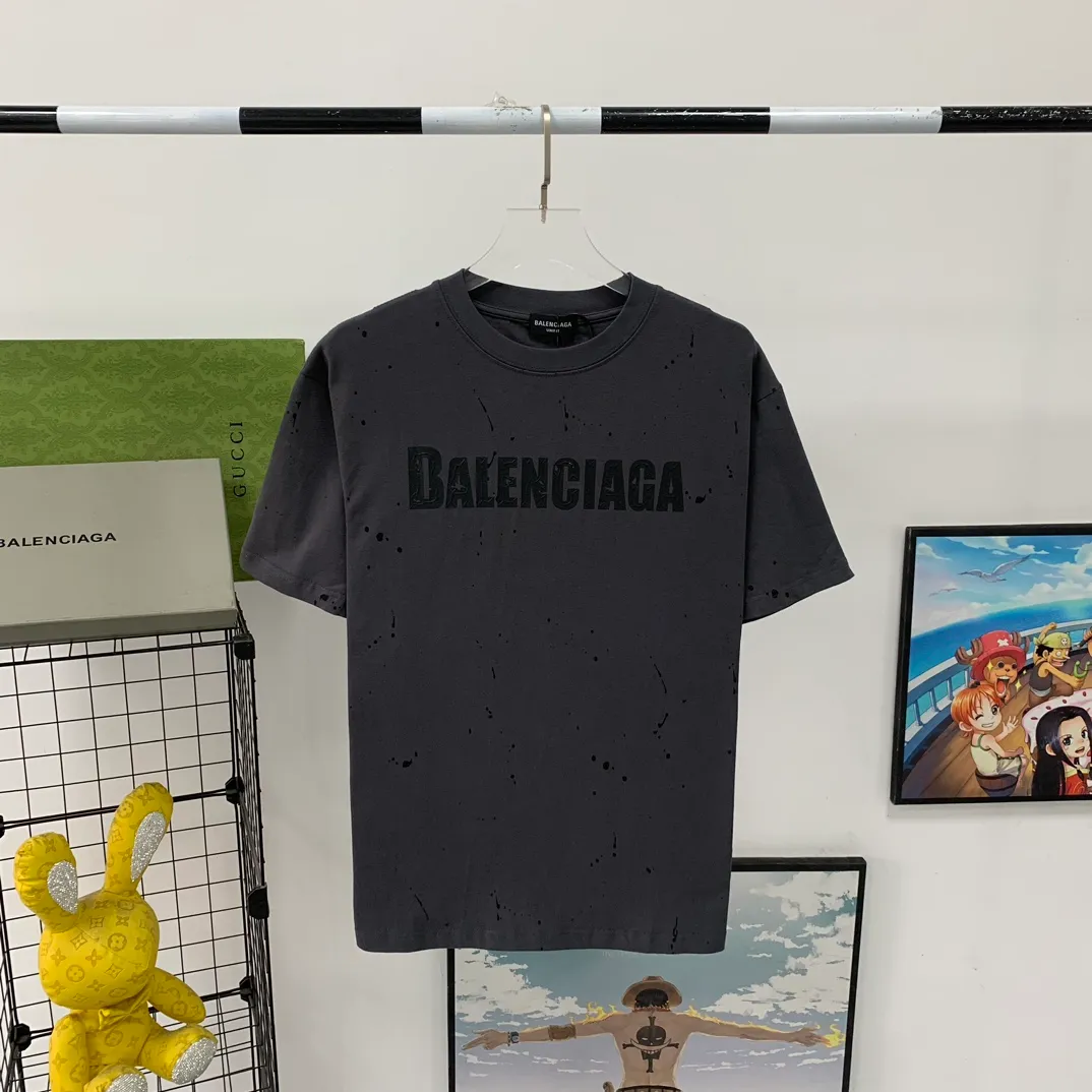 [Launched] Top tested version BALENCIAGA 23SS spring and summer new style splash-ink distressed pure cotton short-sleeved T-shirt. The craftsmanship adopts Kornit printing cracking effect. The front panel printing glue bursting effect uses imported transparent slurry to scrape the bottom to make the printing bursting feel uniform. (PS: If this process is missing, the printing will easily fall off in large areas after cracking) Precise craftsmanship and full of details. The fabric has been washed, with special BB logo printing effect, and the whole body is painted. The starting version of the pipe network is 280 grams of double yarn pure cotton fabric. Color: Gray Black White Size: XS－L P:260