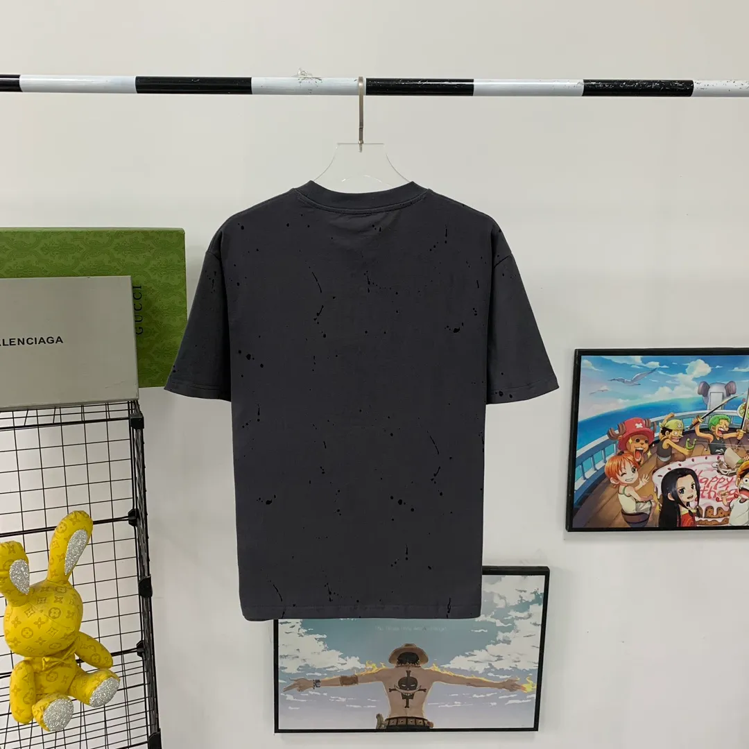 [Launched] Top tested version BALENCIAGA 23SS spring and summer new style splash-ink distressed pure cotton short-sleeved T-shirt. The craftsmanship adopts Kornit printing cracking effect. The front panel printing glue bursting effect uses imported transparent slurry to scrape the bottom to make the printing bursting feel uniform. (PS: If this process is missing, the printing will easily fall off in large areas after cracking) Precise craftsmanship and full of details. The fabric has been washed, with special BB logo printing effect, and the whole body is painted. The starting version of the pipe network is 280 grams of double yarn pure cotton fabric. Color: Gray Black White Size: XS－L P:260