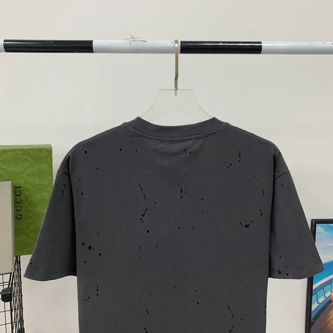 [Launched] Top tested version BALENCIAGA 23SS spring and summer new style splash-ink distressed pure cotton short-sleeved T-shirt. The craftsmanship adopts Kornit printing cracking effect. The front panel printing glue bursting effect uses imported transparent slurry to scrape the bottom to make the printing bursting feel uniform. (PS: If this process is missing, the printing will easily fall off in large areas after cracking) Precise craftsmanship and full of details. The fabric has been washed, with special BB logo printing effect, and the whole body is painted. The starting version of the pipe network is 280 grams of double yarn pure cotton fabric. Color: Gray Black White Size: XS－L P:260