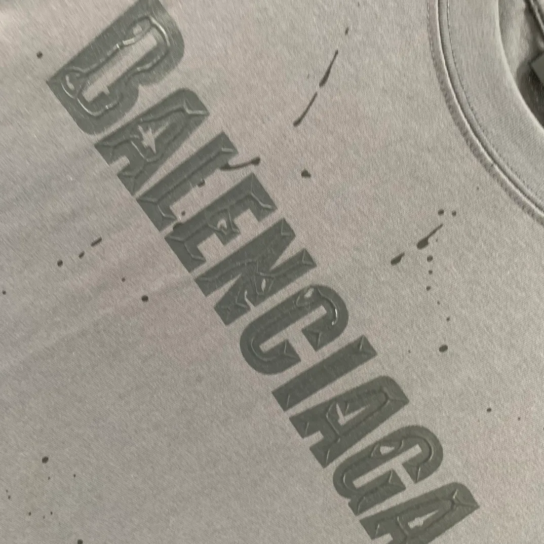 [Launched] Top tested version BALENCIAGA 23SS spring and summer new style splash-ink distressed pure cotton short-sleeved T-shirt. The craftsmanship adopts Kornit printing cracking effect. The front panel printing glue bursting effect uses imported transparent slurry to scrape the bottom to make the printing bursting feel uniform. (PS: If this process is missing, the printing will easily fall off in large areas after cracking) Precise craftsmanship and full of details. The fabric has been washed, with special BB logo printing effect, and the whole body is painted. The starting version of the pipe network is 280 grams of double yarn pure cotton fabric. Color: Gray Black White Size: XS－L P:260