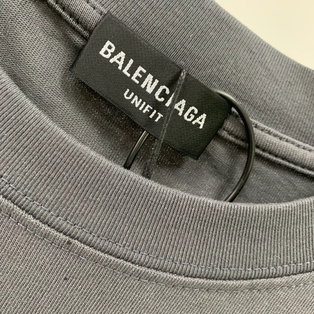 [Launched] Top tested version BALENCIAGA 23SS spring and summer new style splash-ink distressed pure cotton short-sleeved T-shirt. The craftsmanship adopts Kornit printing cracking effect. The front panel printing glue bursting effect uses imported transparent slurry to scrape the bottom to make the printing bursting feel uniform. (PS: If this process is missing, the printing will easily fall off in large areas after cracking) Precise craftsmanship and full of details. The fabric has been washed, with special BB logo printing effect, and the whole body is painted. The starting version of the pipe network is 280 grams of double yarn pure cotton fabric. Color: Gray Black White Size: XS－L P:260