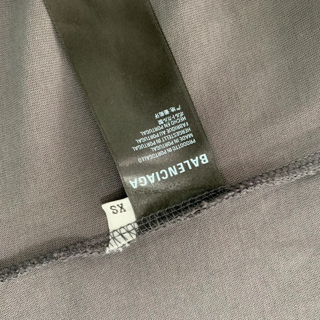 [Launched] Top tested version BALENCIAGA 23SS spring and summer new style splash-ink distressed pure cotton short-sleeved T-shirt. The craftsmanship adopts Kornit printing cracking effect. The front panel printing glue bursting effect uses imported transparent slurry to scrape the bottom to make the printing bursting feel uniform. (PS: If this process is missing, the printing will easily fall off in large areas after cracking) Precise craftsmanship and full of details. The fabric has been washed, with special BB logo printing effect, and the whole body is painted. The starting version of the pipe network is 280 grams of double yarn pure cotton fabric. Color: Gray Black White Size: XS－L P:260