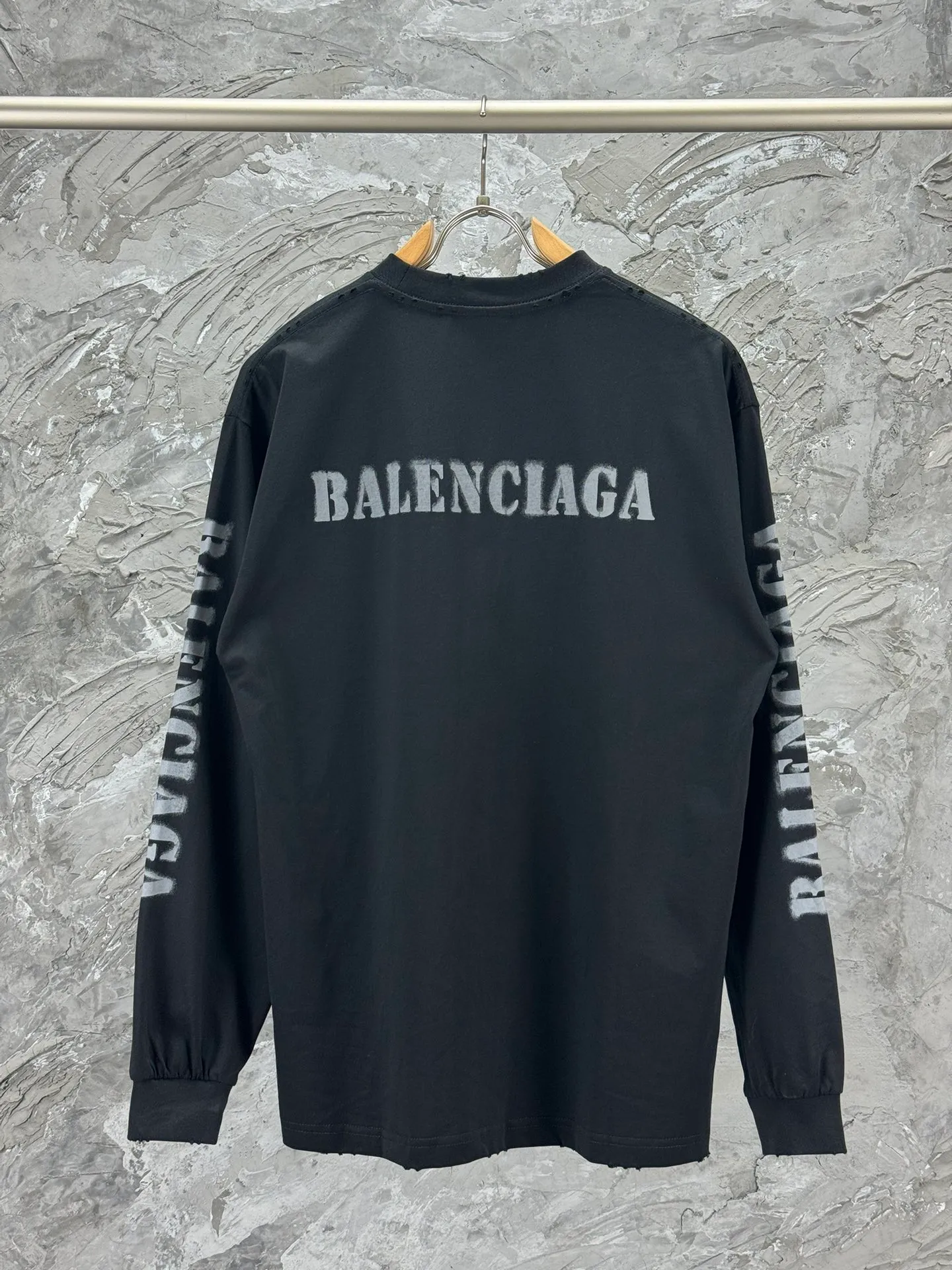 🅿️250 BALENCI*GA Paris blurred letter logo printed distressed long sleeves. The fabric is made of Paris custom-woven and dyed double-yarn pure cotton. The weight is 280g. The thread is custom-woven and dyed without color difference before and after. The printing uses environmentally friendly imported materials and printing dot direct injection technology. Two high-temperature setting washes. os dropped shoulders and loose version. Same style for men and women -Color: black, off-white -SIZE: XS S M L Style No. 8605#