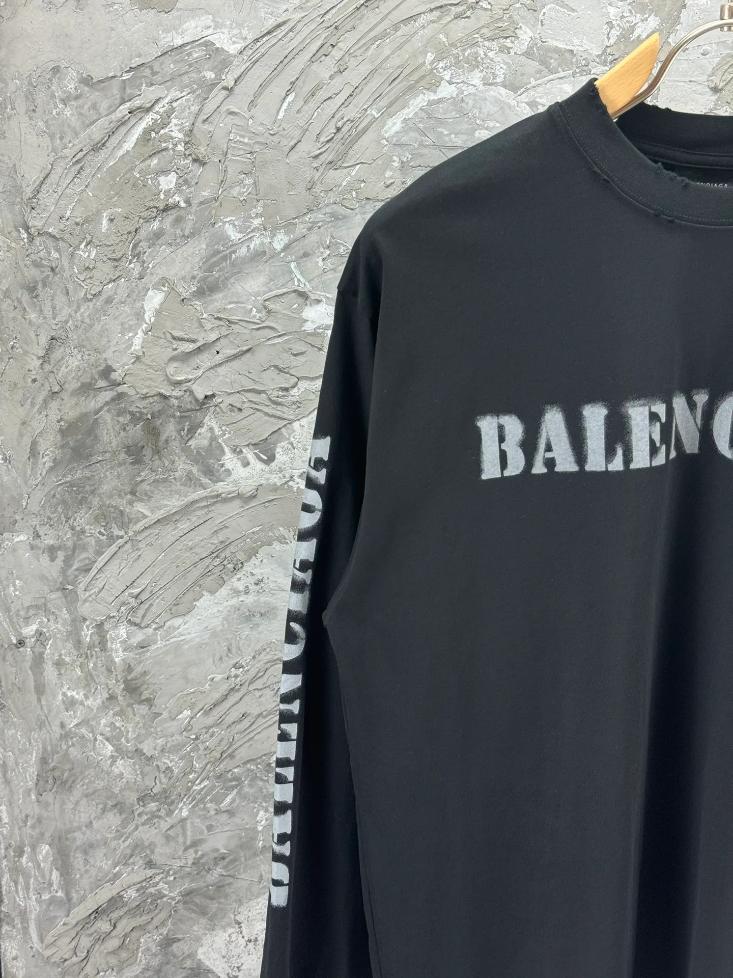 🅿️250 BALENCI*GA Paris blurred letter logo printed distressed long sleeves. The fabric is made of Paris custom-woven and dyed double-yarn pure cotton. The weight is 280g. The thread is custom-woven and dyed without color difference before and after. The printing uses environmentally friendly imported materials and printing dot direct injection technology. Two high-temperature setting washes. os dropped shoulders and loose version. Same style for men and women -Color: black, off-white -SIZE: XS S M L Style No. 8605#