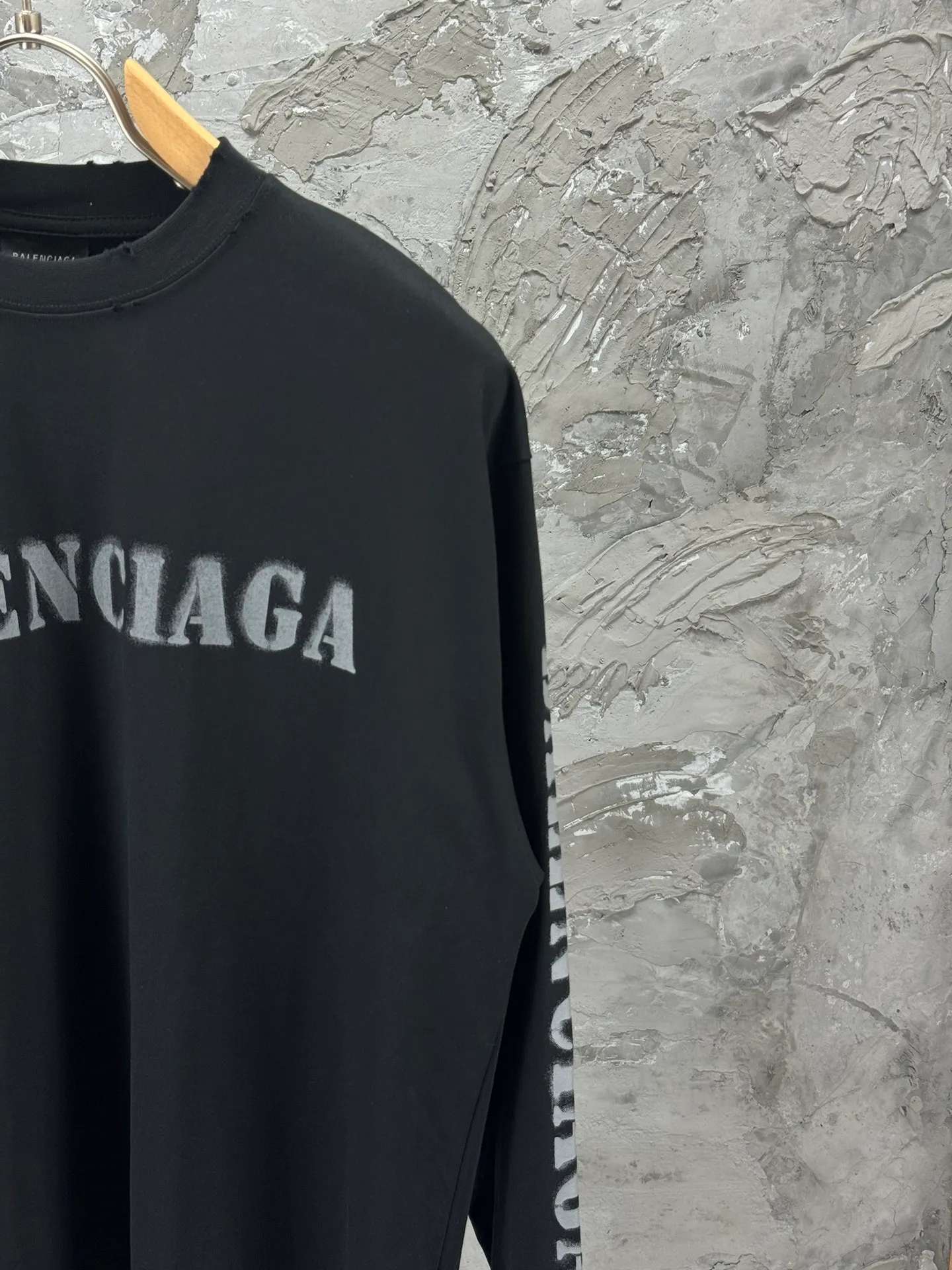 🅿️250 BALENCI*GA Paris blurred letter logo printed distressed long sleeves. The fabric is made of Paris custom-woven and dyed double-yarn pure cotton. The weight is 280g. The thread is custom-woven and dyed without color difference before and after. The printing uses environmentally friendly imported materials and printing dot direct injection technology. Two high-temperature setting washes. os dropped shoulders and loose version. Same style for men and women -Color: black, off-white -SIZE: XS S M L Style No. 8605#