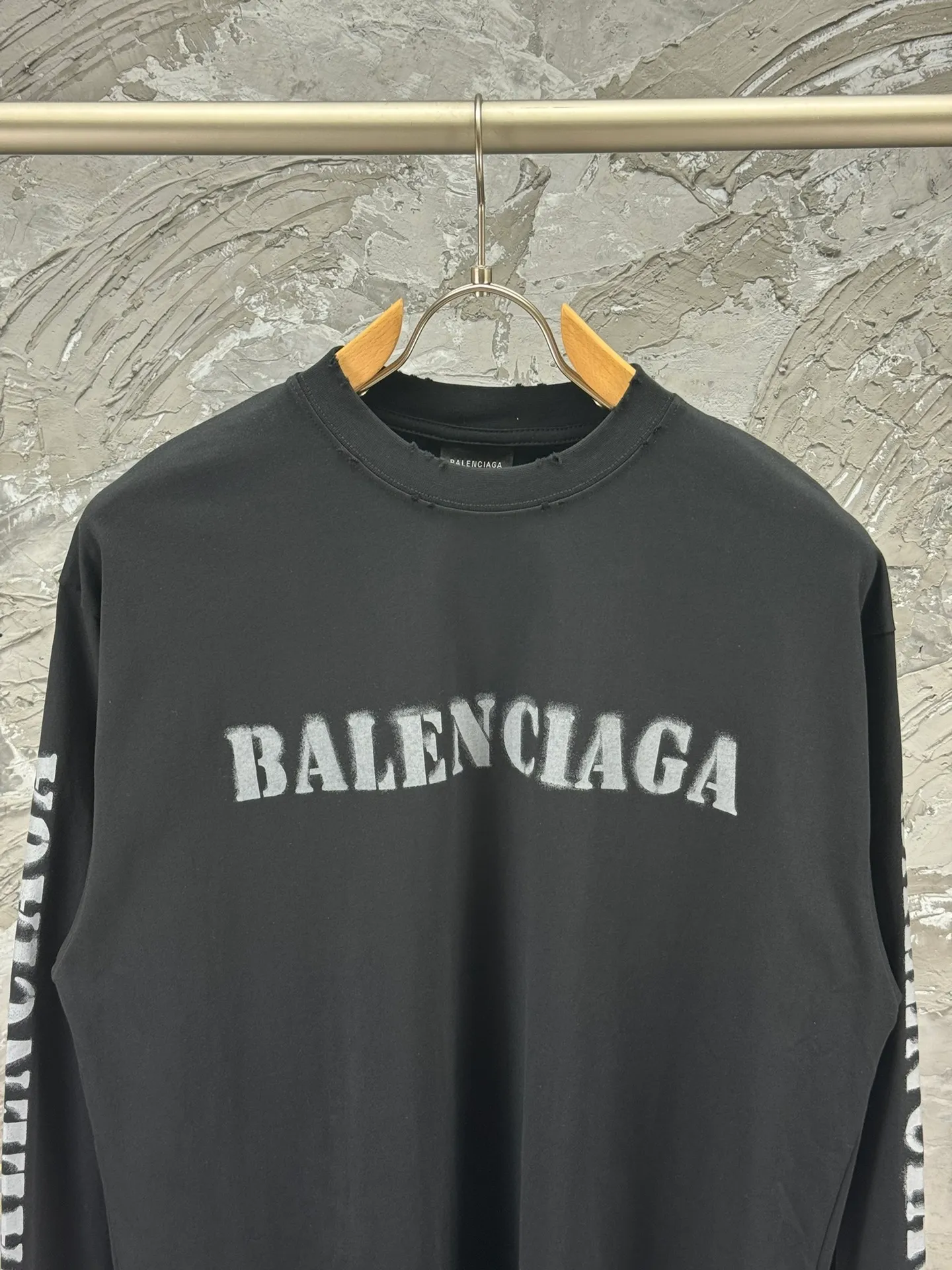 🅿️250 BALENCI*GA Paris blurred letter logo printed distressed long sleeves. The fabric is made of Paris custom-woven and dyed double-yarn pure cotton. The weight is 280g. The thread is custom-woven and dyed without color difference before and after. The printing uses environmentally friendly imported materials and printing dot direct injection technology. Two high-temperature setting washes. os dropped shoulders and loose version. Same style for men and women -Color: black, off-white -SIZE: XS S M L Style No. 8605#