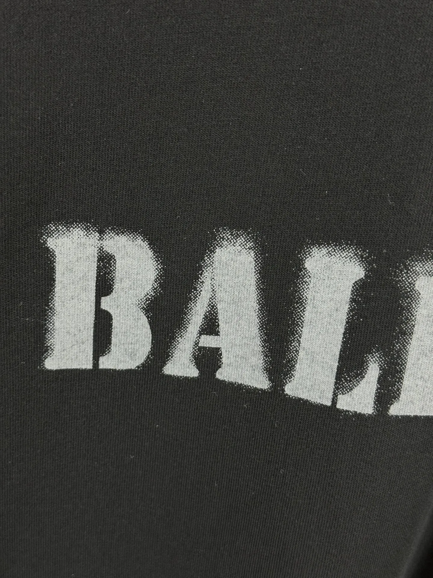 🅿️250 BALENCI*GA Paris blurred letter logo printed distressed long sleeves. The fabric is made of Paris custom-woven and dyed double-yarn pure cotton. The weight is 280g. The thread is custom-woven and dyed without color difference before and after. The printing uses environmentally friendly imported materials and printing dot direct injection technology. Two high-temperature setting washes. os dropped shoulders and loose version. Same style for men and women -Color: black, off-white -SIZE: XS S M L Style No. 8605#