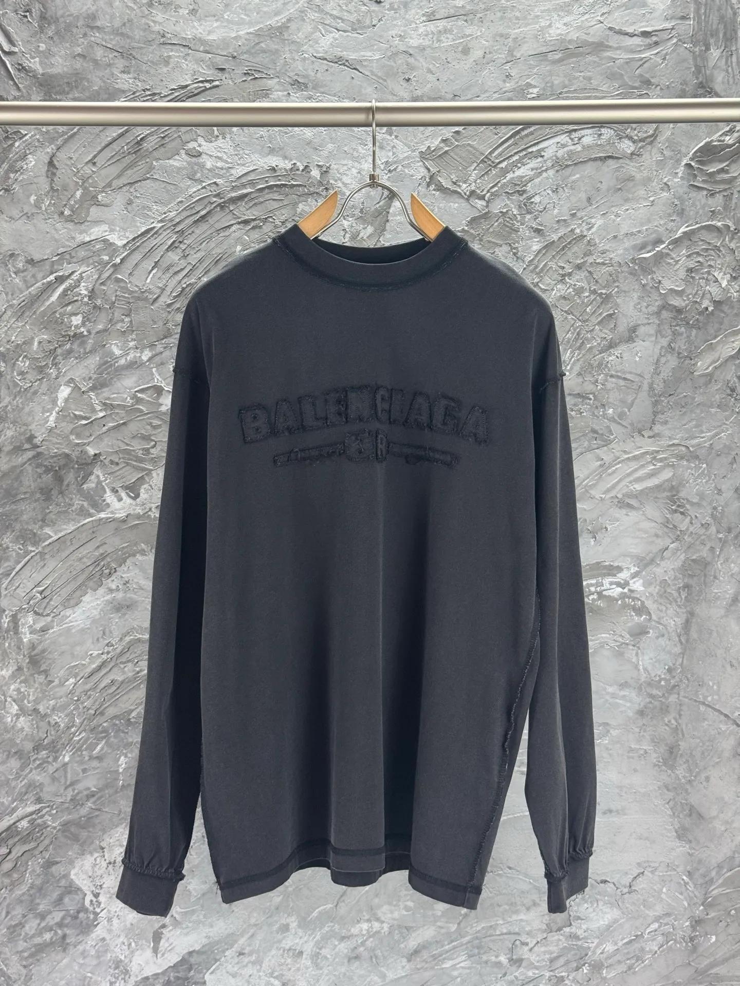 🅿️270 - BALENCI*GA 25 Paris chest patch embroidery long sleeves. The front letters are patch embroidered with imported Tajima embroidery machines. The letters are clear. Washed and worn. The master hand-positioned and frayed. The effect is three-dimensional. Exclusively pattern-woven and dyed 280g fabric. Threads are dyed in the same cylinder with zero color difference. The version adopts OS loose shoulder-drop version. Welcome to compare. Same style for men and women -Color: washed black -SIZE: Xs S M L style number 8636