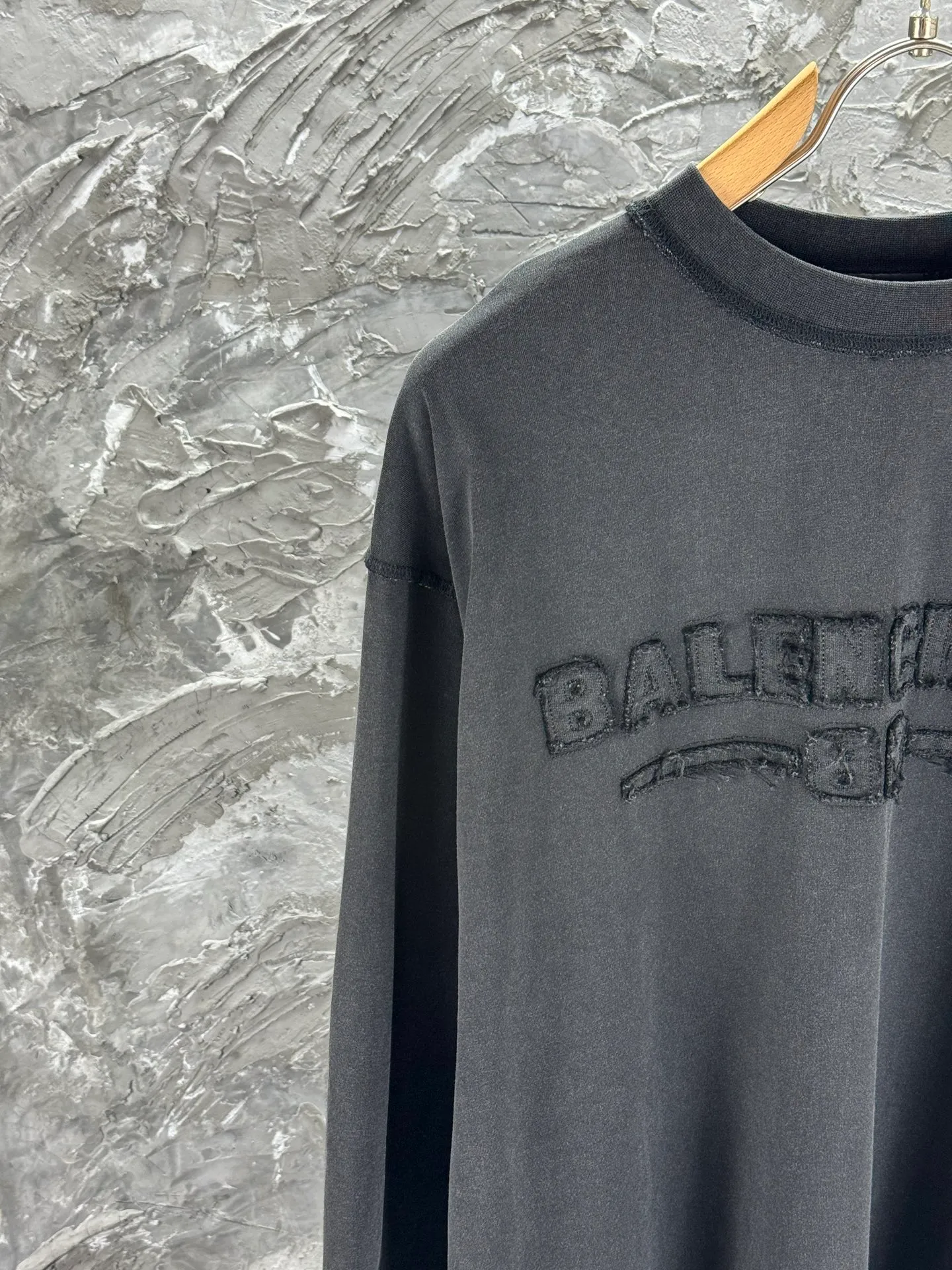 🅿️270 - BALENCI*GA 25 Paris chest patch embroidery long sleeves. The front letters are patch embroidered with imported Tajima embroidery machines. The letters are clear. Washed and worn. The master hand-positioned and frayed. The effect is three-dimensional. Exclusively pattern-woven and dyed 280g fabric. Threads are dyed in the same cylinder with zero color difference. The version adopts OS loose shoulder-drop version. Welcome to compare. Same style for men and women -Color: washed black -SIZE: Xs S M L style number 8636