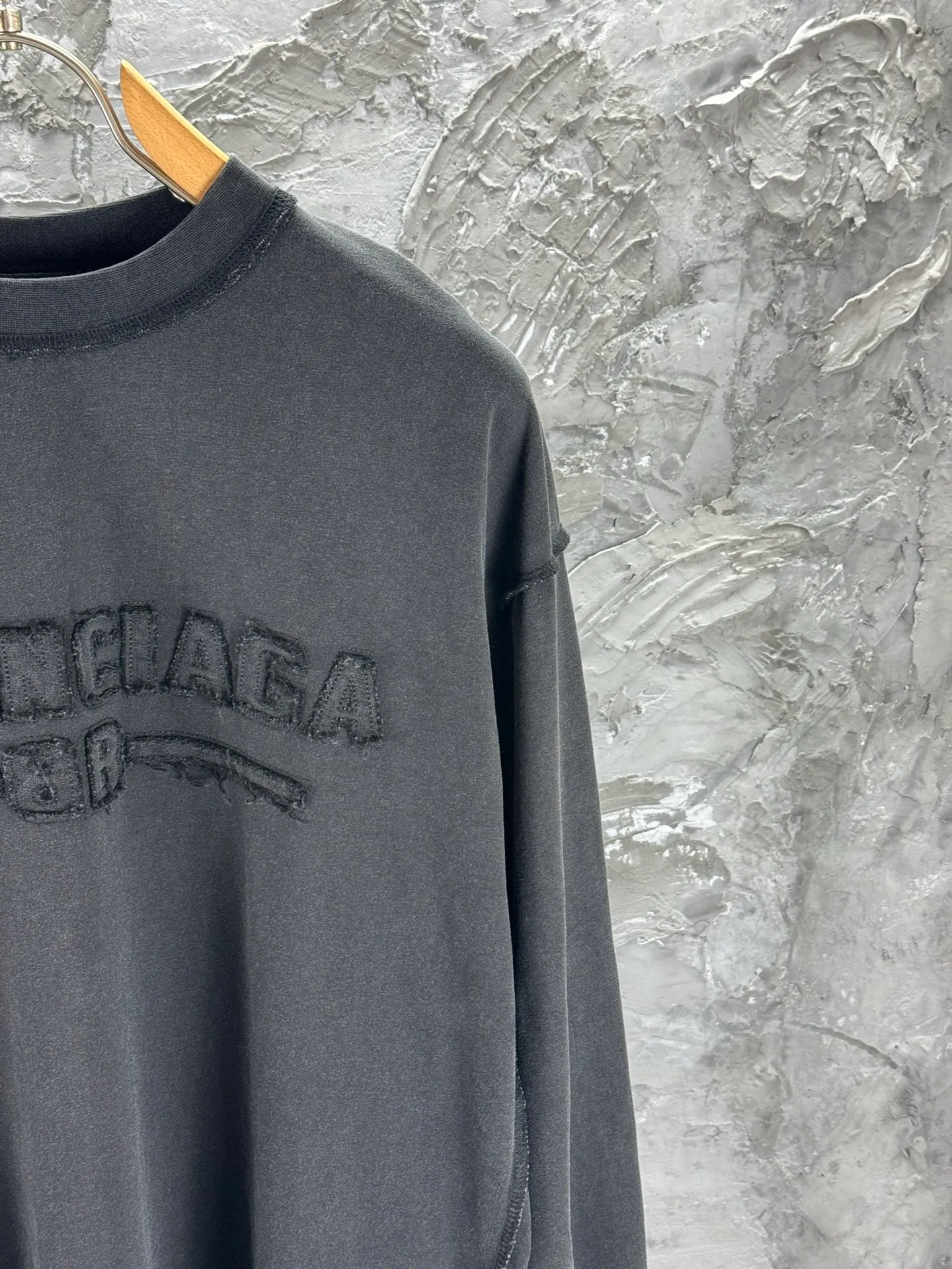 🅿️270 - BALENCI*GA 25 Paris chest patch embroidery long sleeves. The front letters are patch embroidered with imported Tajima embroidery machines. The letters are clear. Washed and worn. The master hand-positioned and frayed. The effect is three-dimensional. Exclusively pattern-woven and dyed 280g fabric. Threads are dyed in the same cylinder with zero color difference. The version adopts OS loose shoulder-drop version. Welcome to compare. Same style for men and women -Color: washed black -SIZE: Xs S M L style number 8636