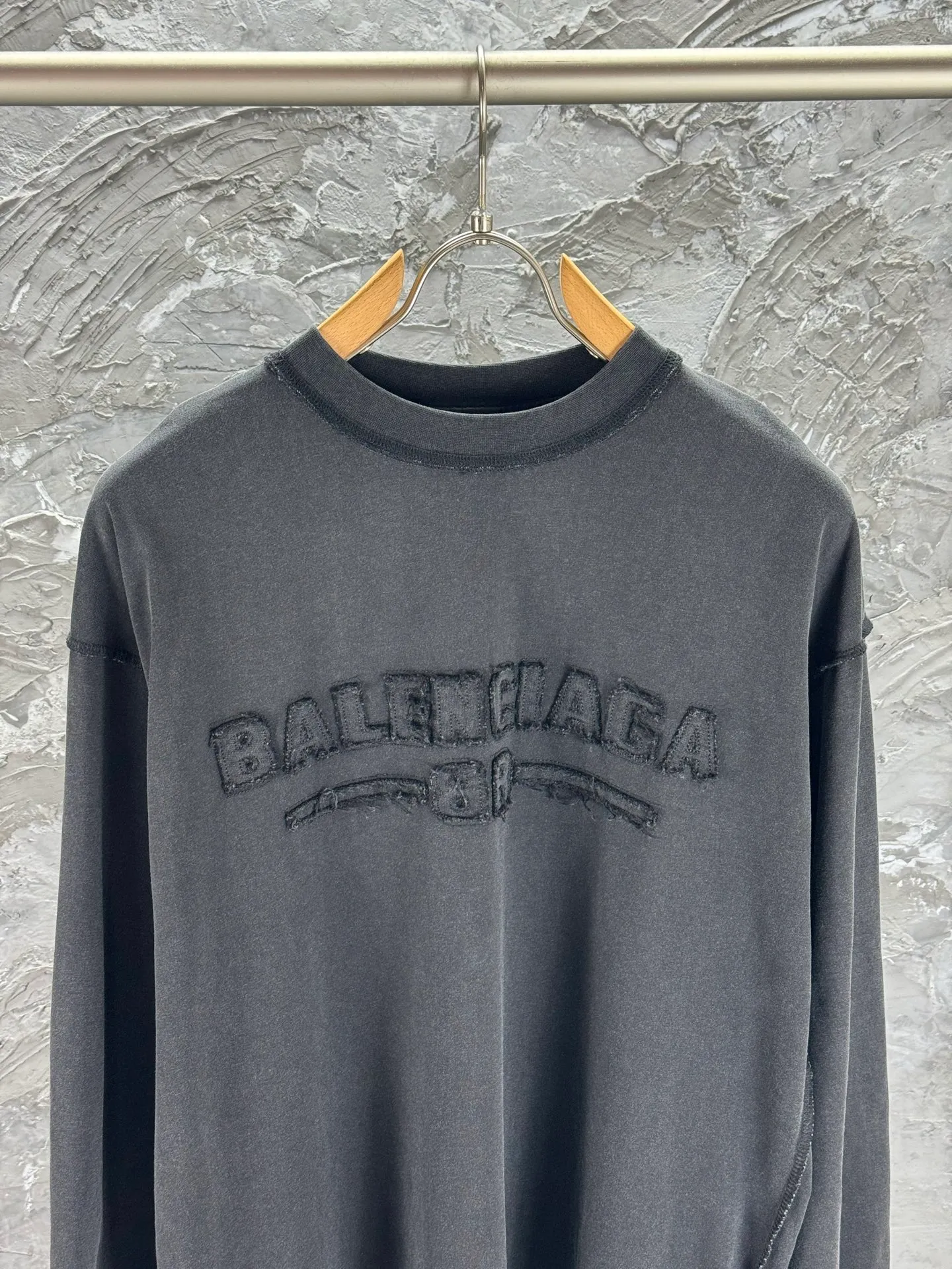🅿️270 - BALENCI*GA 25 Paris chest patch embroidery long sleeves. The front letters are patch embroidered with imported Tajima embroidery machines. The letters are clear. Washed and worn. The master hand-positioned and frayed. The effect is three-dimensional. Exclusively pattern-woven and dyed 280g fabric. Threads are dyed in the same cylinder with zero color difference. The version adopts OS loose shoulder-drop version. Welcome to compare. Same style for men and women -Color: washed black -SIZE: Xs S M L style number 8636