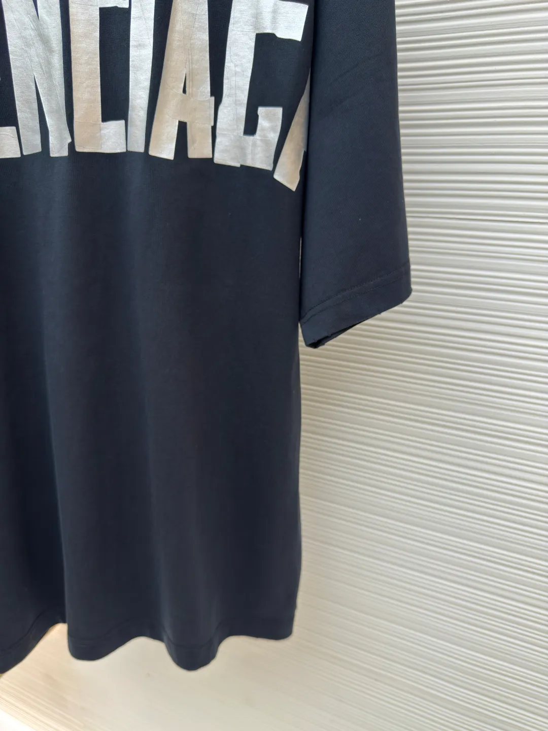 Balenciaga Masking Tape Short Sleeves ●Authentic product: Purchased and developed by 4479 ●Item No.: 1680270-A35 ●Fabric: Ribbed process ●Technology: Washed and brushed ●Version: Fitted version ●Weight: about 370 grams ●Size: 1-2-3-4 ●Description: The sleeves and hem are worn with a frayed effect. The lining is clean, no ends, no excess edges, the shoulders are frayed, and the stitching is straight. Three-needle and five-thread craftsmanship. The shoulders are lined with taping. The fabric is made of distressed washed and brushed technology. The collar is designed with frayed holes. The ribbed fabric is custom-woven and dyed. The color is consistent and there is no color difference. Masking tape letters are used on the chest. The overall process of heavy craftsmanship. The washed fabric is comfortable and soft. The effect is worn and washed. The letters on the back are manually counter-positioned and shaped with a hot plate for glue printing. The overall wiring is straight and delicate, the fabric is comfortable and soft, and the color is consistent without color difference. It can be matched with the same style to create a fashionable look and control various occasions. Customized accessories, complete with three standards, same style for men and women!