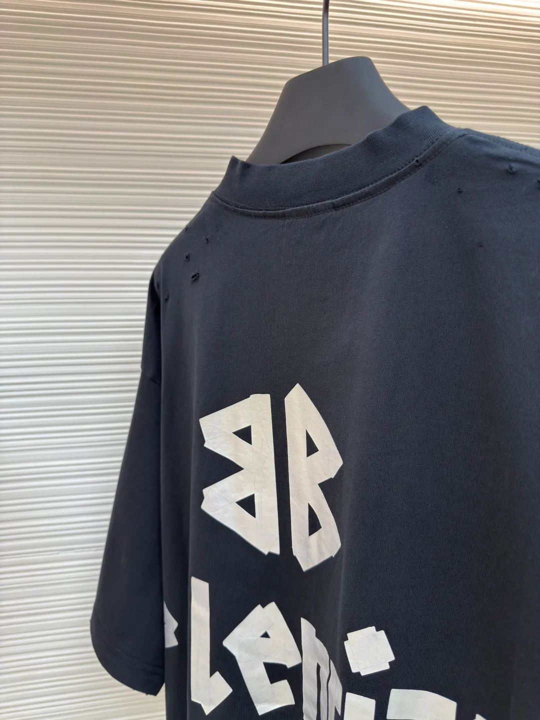 Balenciaga Masking Tape Short Sleeves ●Authentic product: Purchased and developed by 4479 ●Item No.: 1680270-A35 ●Fabric: Ribbed process ●Technology: Washed and brushed ●Version: Fitted version ●Weight: about 370 grams ●Size: 1-2-3-4 ●Description: The sleeves and hem are worn with a frayed effect. The lining is clean, no ends, no excess edges, the shoulders are frayed, and the stitching is straight. Three-needle and five-thread craftsmanship. The shoulders are lined with taping. The fabric is made of distressed washed and brushed technology. The collar is designed with frayed holes. The ribbed fabric is custom-woven and dyed. The color is consistent and there is no color difference. Masking tape letters are used on the chest. The overall process of heavy craftsmanship. The washed fabric is comfortable and soft. The effect is worn and washed. The letters on the back are manually counter-positioned and shaped with a hot plate for glue printing. The overall wiring is straight and delicate, the fabric is comfortable and soft, and the color is consistent without color difference. It can be matched with the same style to create a fashionable look and control various occasions. Customized accessories, complete with three standards, same style for men and women!
