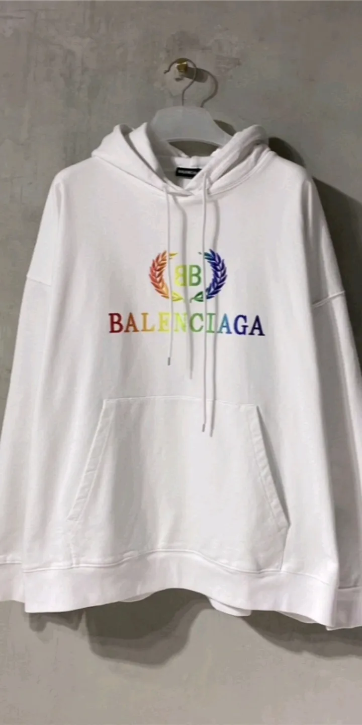 Actual video shot - certified Balenciag rainbow 🌈 embroidered gradient wheat sweatshirt. The surface is first covered with water-soluble cloth. White cotton yarn is used as the embroidery base, and then digitally printed on the embroidery. The high-density 10,000-needle embroidery blends with the brightness and saturation of the color of the letters. After the washing process, the water-soluble cloth is washed and the rainbow effect finally appears. The process is very complicated and the scrap rate is as high as 30%. Threads and fabrics are produced in the same vat. 0 color difference. Made of 420g clean cloth, the wet weight can reach 480 and is full of thickness. Accessories: butter paper with logo, main wheat, washing water, tag. Size: XS-L. Color: black. P:430.