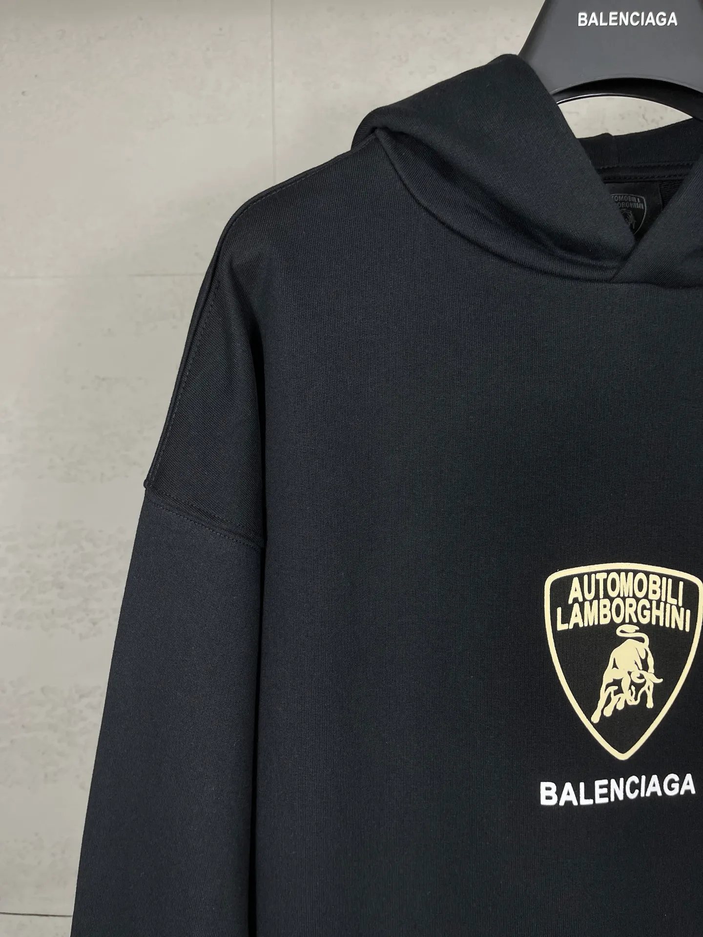 🅿️310 Real photos [Top version. Official website quality] BALENCI*GA/Paris co-branded Lamborghini Lamborghini front pattern LOGO printed hooded sweatshirt SS25 latest model. Research and development at the first time, different market currencies. Comparisons welcome. The fabric is made of Paris ZP custom-woven and dyed cotton sweatshirt. Weighing 460 grams, the cloth surface is clean. The cloth pattern is clear, soft and comfortable. The threads are dyed with no color difference. The printing uses imported environmentally friendly glue printing. The pattern letters are clear, three-dimensional and without burrs. Jubie market produces pictures based on pictures. Welcome to compare. The version adopts OS loose shoulder design. Same style for men and women. Code: BL259930 Color: Black Size: XS S M L