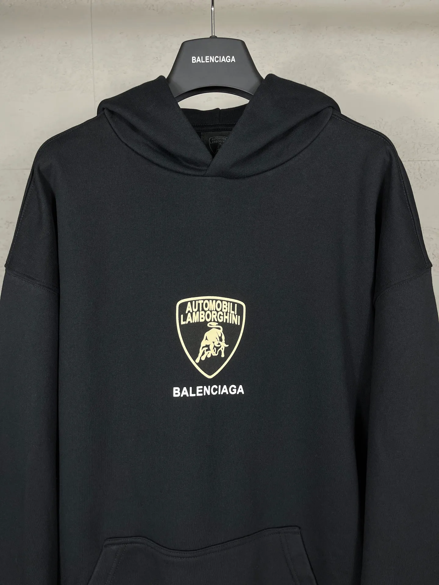 🅿️310 Real photos [Top version. Official website quality] BALENCI*GA/Paris co-branded Lamborghini Lamborghini front pattern LOGO printed hooded sweatshirt SS25 latest model. Research and development at the first time, different market currencies. Comparisons welcome. The fabric is made of Paris ZP custom-woven and dyed cotton sweatshirt. Weighing 460 grams, the cloth surface is clean. The cloth pattern is clear, soft and comfortable. The threads are dyed with no color difference. The printing uses imported environmentally friendly glue printing. The pattern letters are clear, three-dimensional and without burrs. Jubie market produces pictures based on pictures. Welcome to compare. The version adopts OS loose shoulder design. Same style for men and women. Code: BL259930 Color: Black Size: XS S M L