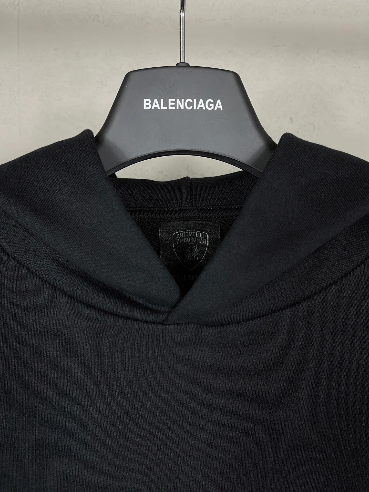 🅿️310 Real photos [Top version. Official website quality] BALENCI*GA/Paris co-branded Lamborghini Lamborghini front pattern LOGO printed hooded sweatshirt SS25 latest model. Research and development at the first time, different market currencies. Comparisons welcome. The fabric is made of Paris ZP custom-woven and dyed cotton sweatshirt. Weighing 460 grams, the cloth surface is clean. The cloth pattern is clear, soft and comfortable. The threads are dyed with no color difference. The printing uses imported environmentally friendly glue printing. The pattern letters are clear, three-dimensional and without burrs. Jubie market produces pictures based on pictures. Welcome to compare. The version adopts OS loose shoulder design. Same style for men and women. Code: BL259930 Color: Black Size: XS S M L