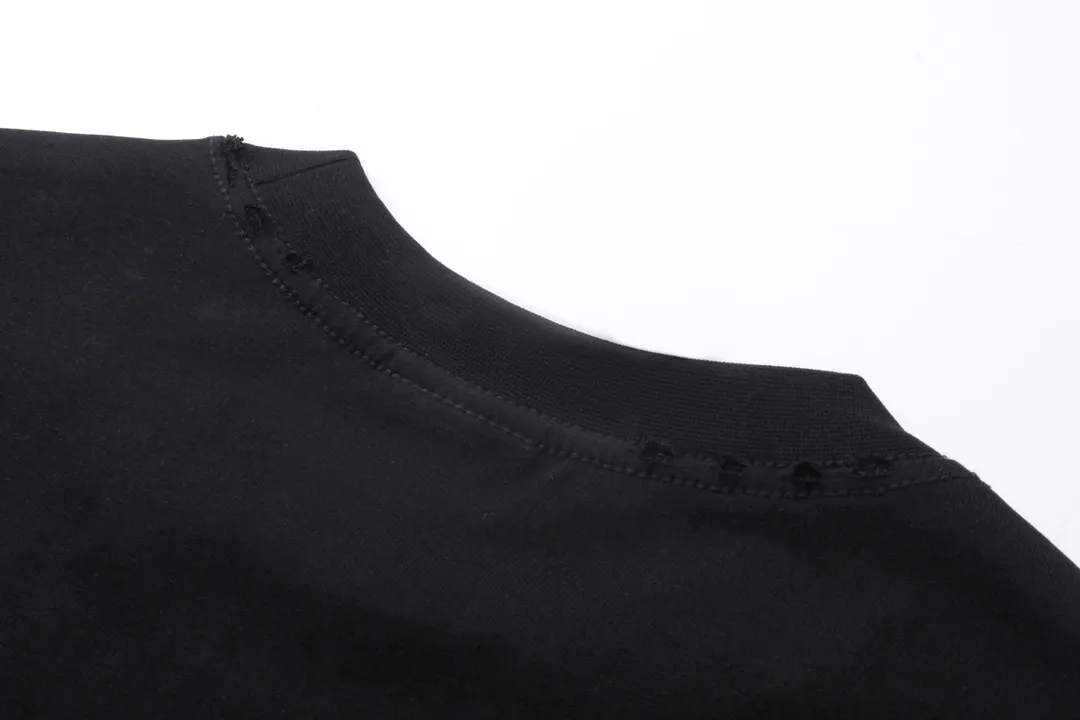 🅿️170 Detail Picture [Top version. Official website quality] BALENCI*GA/Paris BALENCI*GA#Valentine's Day. The latest model limited to Chinese Valentine's Day, love embroidered washed and distressed short-sleeved T-shirt brick cabinet synchronization. The fabric is made of Paris ZP custom-woven and dyed cotton double yarn. The weight is 260 grams. The cloth surface is clean. The cloth pattern is clear. Soft and comfortable. Good color fastness. Not easy to change color. The threads are woven and dyed with no color difference. The front and back embroidery is embroidered with an embroidery machine imported from Tajima. The effect is three-dimensional and the garment is distressed. The version adopts OS loose shoulder design. Same style for men and women. Code: BL233306 Color: black. White, red Size: XS to L