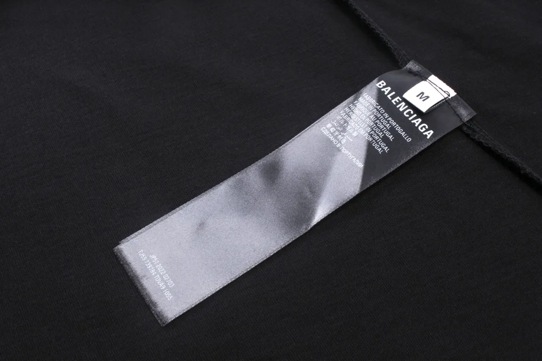 🅿️170 Detail Picture [Top version. Official website quality] BALENCI*GA/Paris BALENCI*GA#Valentine's Day. The latest model limited to Chinese Valentine's Day, love embroidered washed and distressed short-sleeved T-shirt brick cabinet synchronization. The fabric is made of Paris ZP custom-woven and dyed cotton double yarn. The weight is 260 grams. The cloth surface is clean. The cloth pattern is clear. Soft and comfortable. Good color fastness. Not easy to change color. The threads are woven and dyed with no color difference. The front and back embroidery is embroidered with an embroidery machine imported from Tajima. The effect is three-dimensional and the garment is distressed. The version adopts OS loose shoulder design. Same style for men and women. Code: BL233306 Color: black. White, red Size: XS to L