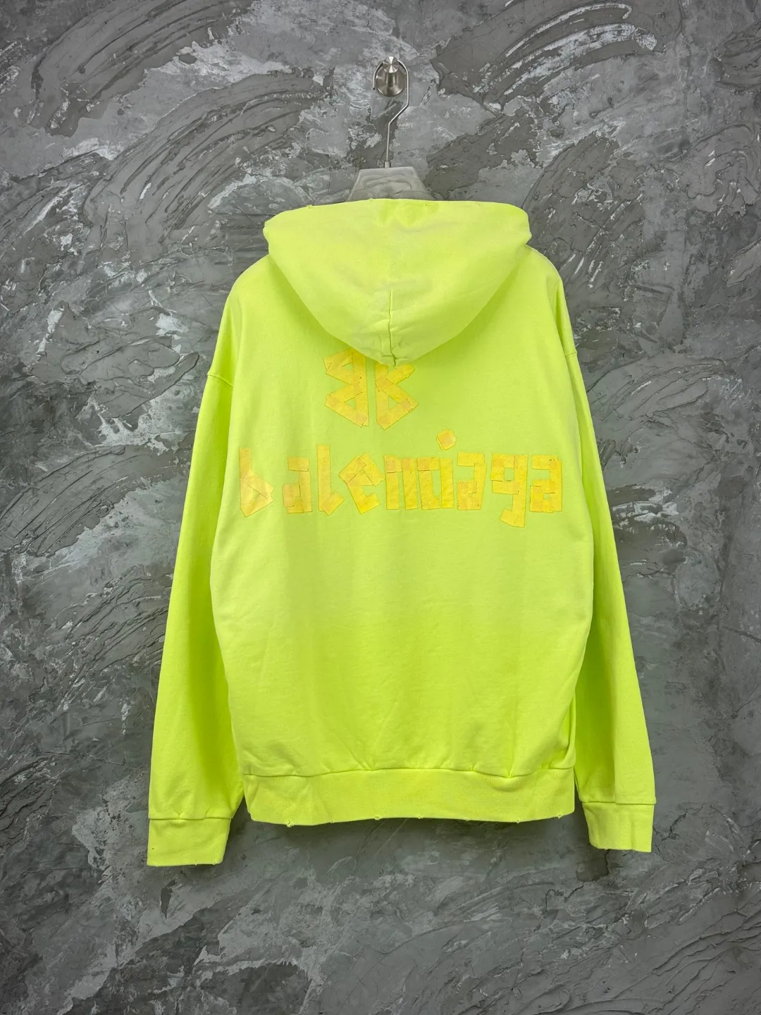 🅿️490 - BALENCI*GA 24ss Paris hot-selling tape hooded sweatshirt. The front and back panels are printed with tape direct printing. Many hand-made grinding. The ready-made garments are washed and worn. The cloth surface is clean. The cloth pattern is clear, super heavy work. Soft and comfortable. Exclusively pattern-woven and dyed 450g fabric. Threads are dyed in the same vat with zero color difference. Different from the market currency. The version adopts os loose shoulder version. Welcome to compare, same style for men and women. -Color: Iron gray blue, Paris blue, washed black, burgundy, fluorescent yellow, green, khaki -SIZE: XS S M L style number 8912#