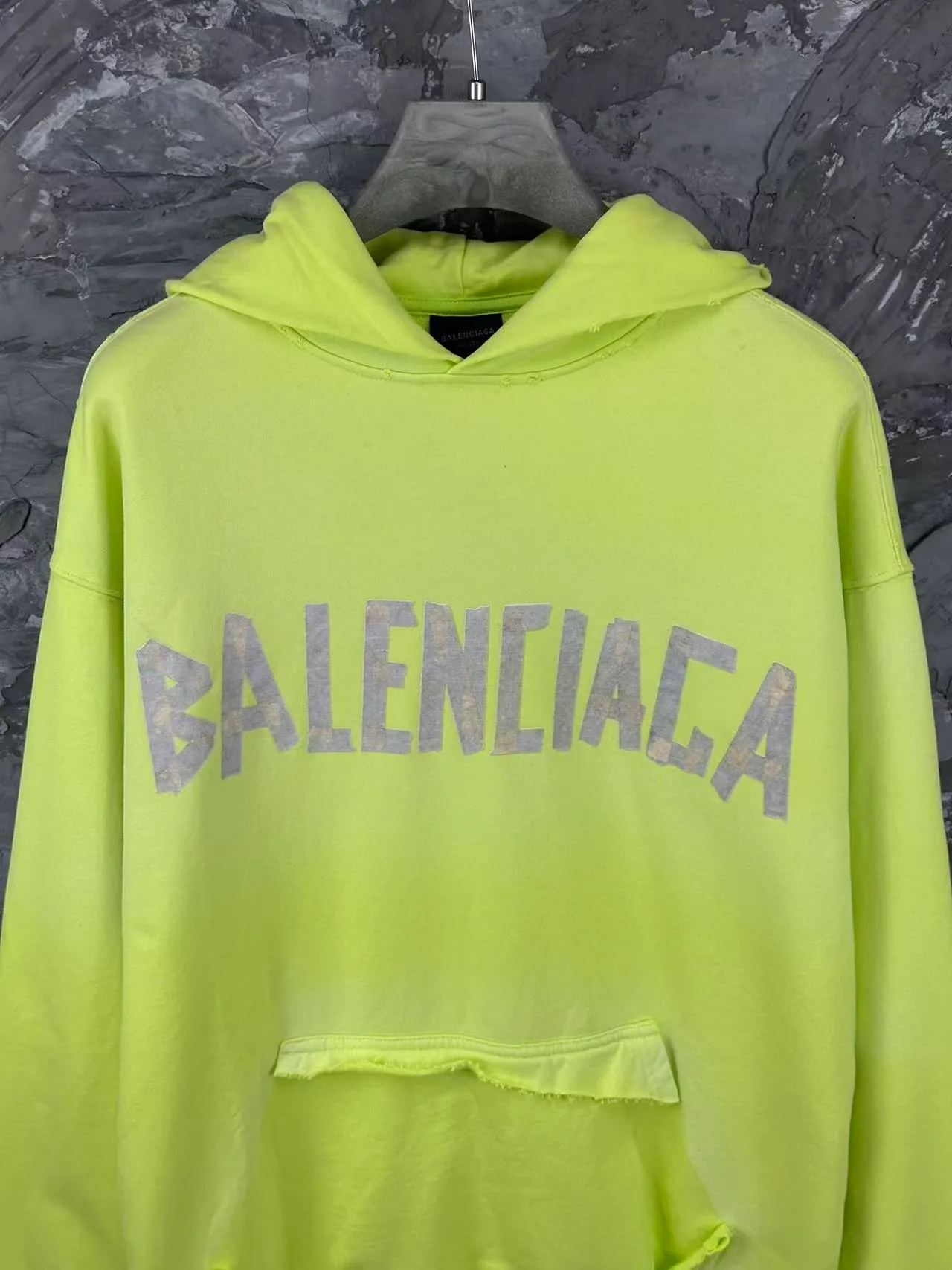 🅿️490 - BALENCI*GA 24ss Paris hot-selling tape hooded sweatshirt. The front and back panels are printed with tape direct printing. Many hand-made grinding. The ready-made garments are washed and worn. The cloth surface is clean. The cloth pattern is clear, super heavy work. Soft and comfortable. Exclusively pattern-woven and dyed 450g fabric. Threads are dyed in the same vat with zero color difference. Different from the market currency. The version adopts os loose shoulder version. Welcome to compare, same style for men and women. -Color: Iron gray blue, Paris blue, washed black, burgundy, fluorescent yellow, green, khaki -SIZE: XS S M L style number 8912#