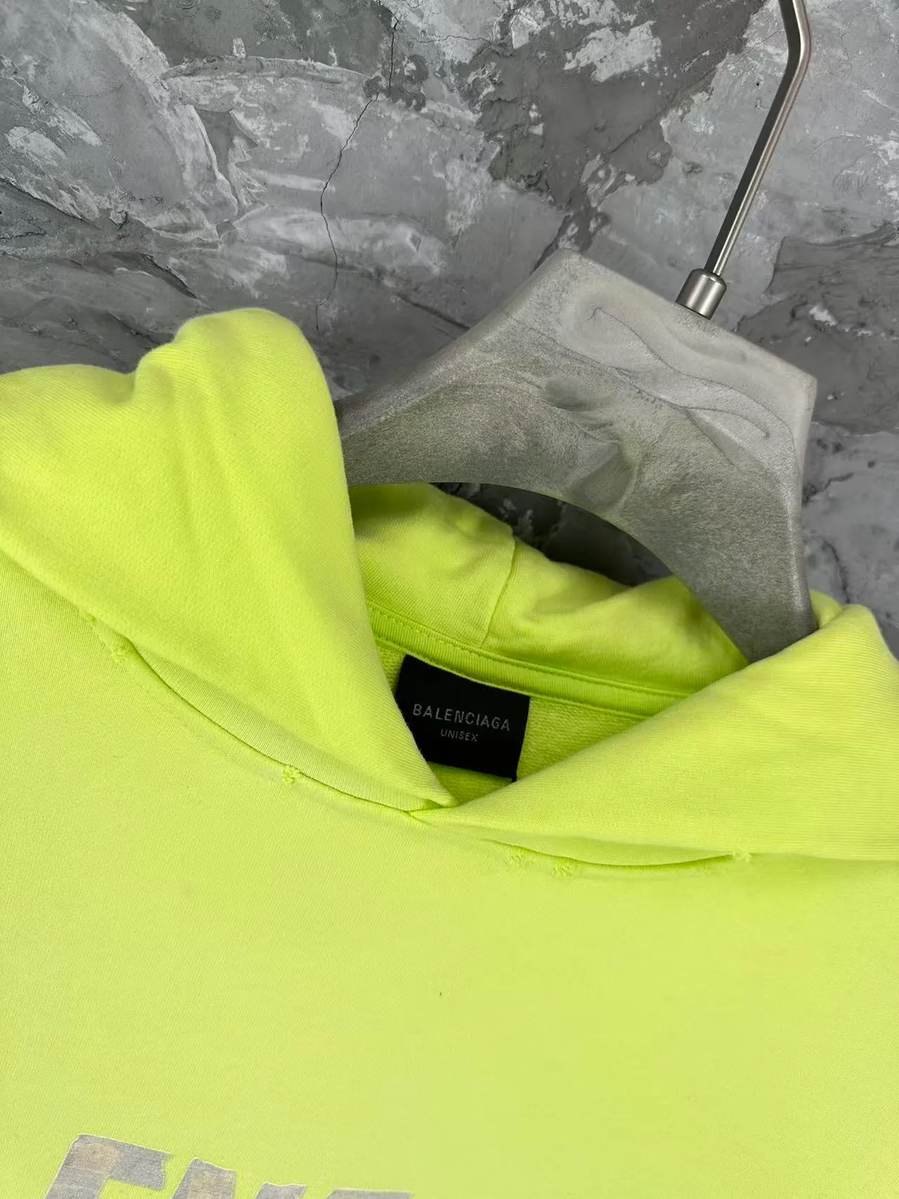 🅿️490 - BALENCI*GA 24ss Paris hot-selling tape hooded sweatshirt. The front and back panels are printed with tape direct printing. Many hand-made grinding. The ready-made garments are washed and worn. The cloth surface is clean. The cloth pattern is clear, super heavy work. Soft and comfortable. Exclusively pattern-woven and dyed 450g fabric. Threads are dyed in the same vat with zero color difference. Different from the market currency. The version adopts os loose shoulder version. Welcome to compare, same style for men and women. -Color: Iron gray blue, Paris blue, washed black, burgundy, fluorescent yellow, green, khaki -SIZE: XS S M L style number 8912#
