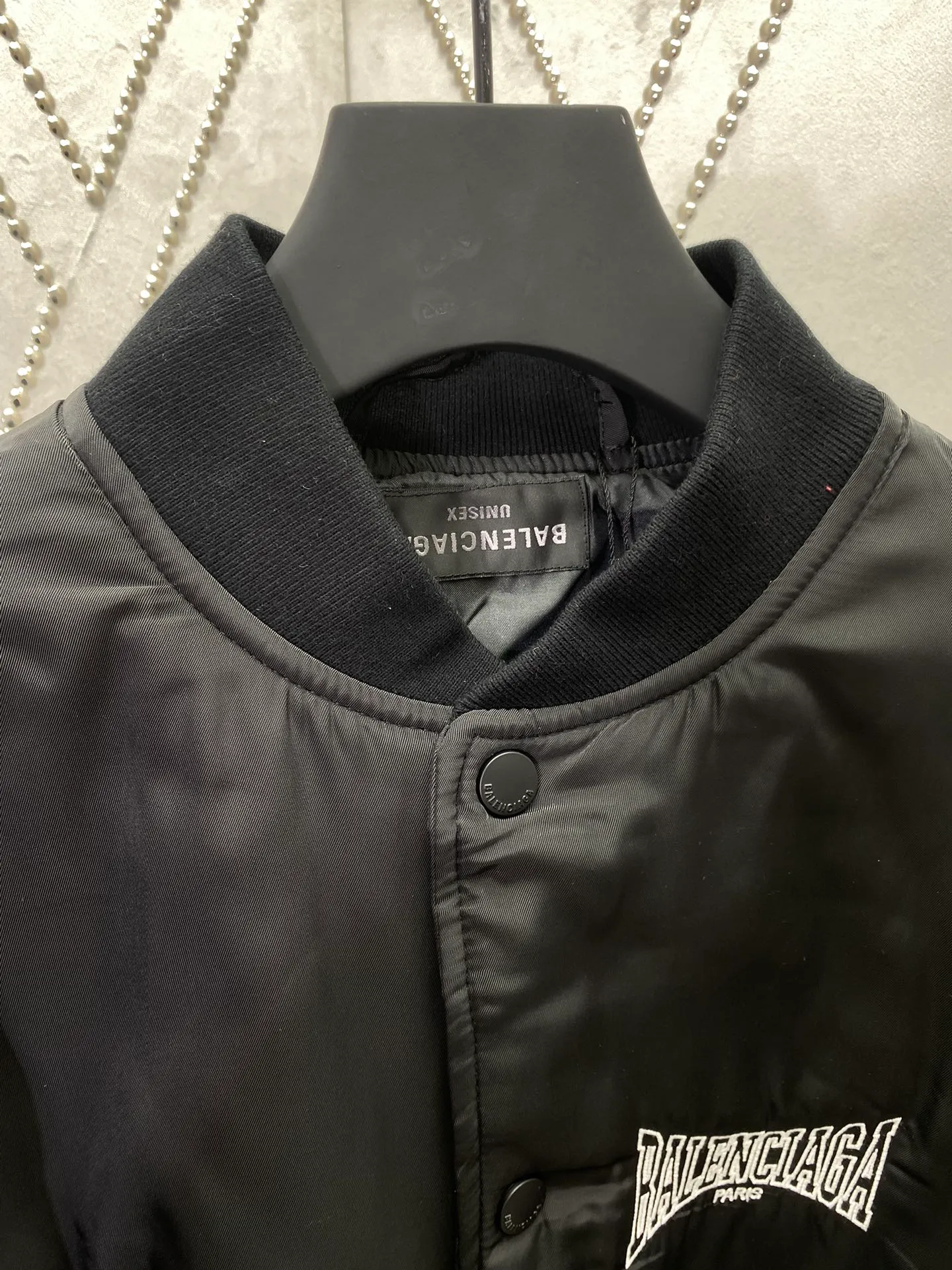 🅿️580 Paris 24ss new black nylon jacket, designed with 2 snap-button flap pockets on the front, ribbed trim, and embroidered Balenciaga boxing artwork on the chest and back! Same style for men and women! Size: XXS.XS.S.M.