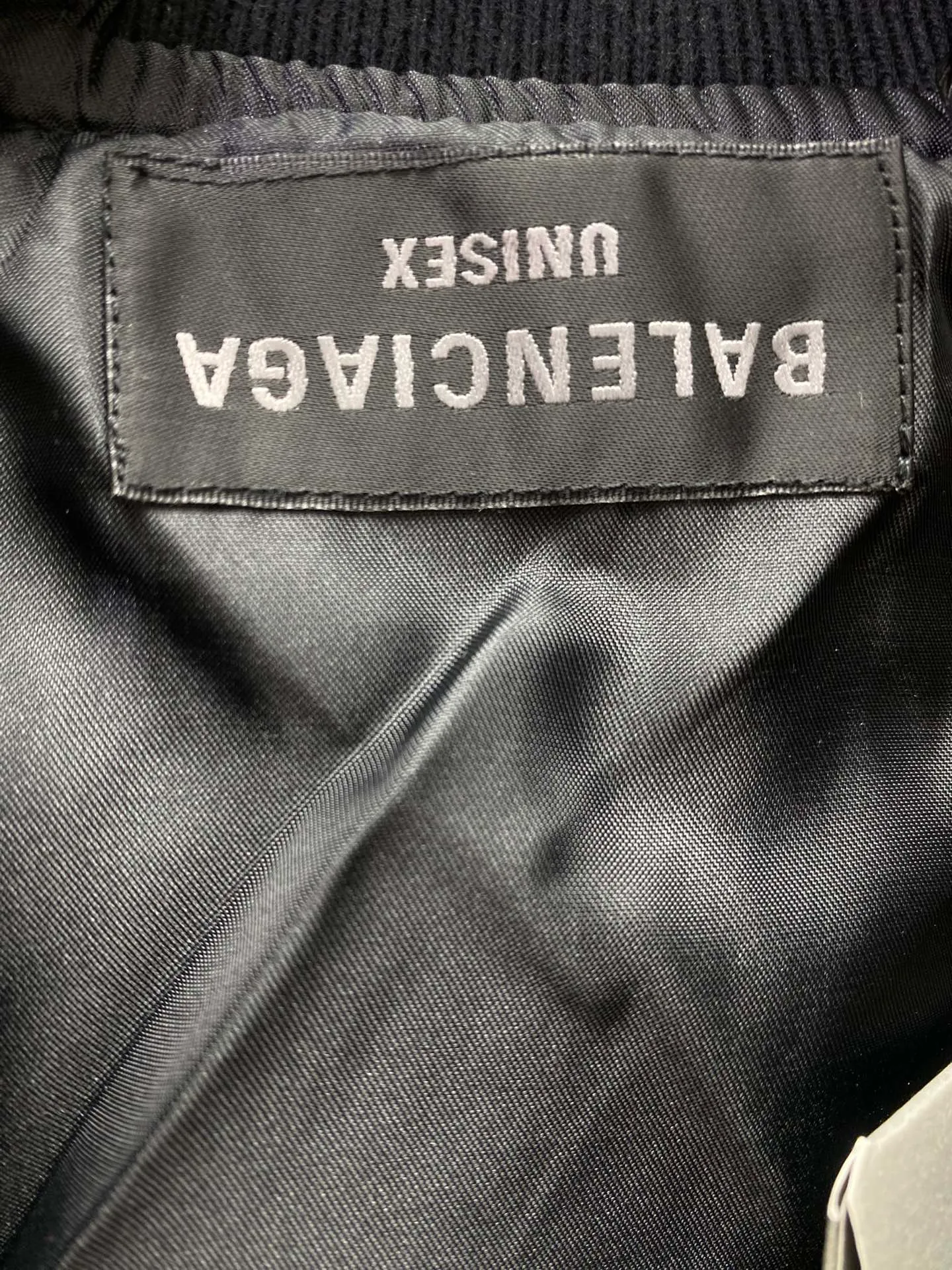 🅿️580 Paris 24ss new black nylon jacket, designed with 2 snap-button flap pockets on the front, ribbed trim, and embroidered Balenciaga boxing artwork on the chest and back! Same style for men and women! Size: XXS.XS.S.M.