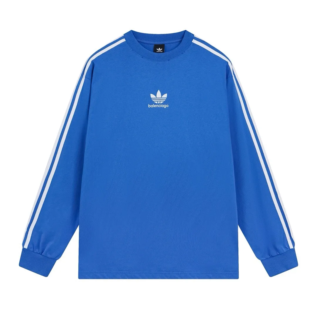 🅿️216 Actual pictures [Top version. Official website quality] BALENCI*GA/Paris co-branded Adidas Adidas clover three-stripe LOGO printed long-sleeved T-shirt #brick cabinet synchronization. Wait for a while to purchase and develop. Differentiating market currency, the fabric is made of Paris ZP custom-woven and dyed cotton double yarn. Weighing 260 grams, the cloth surface is clean. The cloth pattern is clear, soft and comfortable. The threads are dyed with no color difference. The classic pattern is printed with advanced materials, the letters are clear, three-dimensional, without burrs, and the brick cabinet is restored. Comparisons welcome. The version adopts OS loose shoulder design. Same style for men and women. Code: BL225008 Color: black, white, blue Size: XS S M L