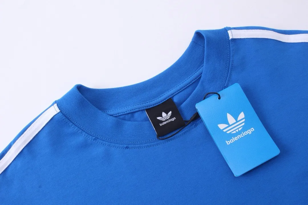 🅿️216 Actual pictures [Top version. Official website quality] BALENCI*GA/Paris co-branded Adidas Adidas clover three-stripe LOGO printed long-sleeved T-shirt #brick cabinet synchronization. Wait for a while to purchase and develop. Differentiating market currency, the fabric is made of Paris ZP custom-woven and dyed cotton double yarn. Weighing 260 grams, the cloth surface is clean. The cloth pattern is clear, soft and comfortable. The threads are dyed with no color difference. The classic pattern is printed with advanced materials, the letters are clear, three-dimensional, without burrs, and the brick cabinet is restored. Comparisons welcome. The version adopts OS loose shoulder design. Same style for men and women. Code: BL225008 Color: black, white, blue Size: XS S M L