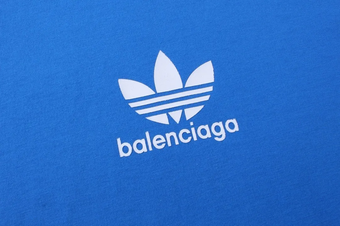 🅿️216 Actual pictures [Top version. Official website quality] BALENCI*GA/Paris co-branded Adidas Adidas clover three-stripe LOGO printed long-sleeved T-shirt #brick cabinet synchronization. Wait for a while to purchase and develop. Differentiating market currency, the fabric is made of Paris ZP custom-woven and dyed cotton double yarn. Weighing 260 grams, the cloth surface is clean. The cloth pattern is clear, soft and comfortable. The threads are dyed with no color difference. The classic pattern is printed with advanced materials, the letters are clear, three-dimensional, without burrs, and the brick cabinet is restored. Comparisons welcome. The version adopts OS loose shoulder design. Same style for men and women. Code: BL225008 Color: black, white, blue Size: XS S M L