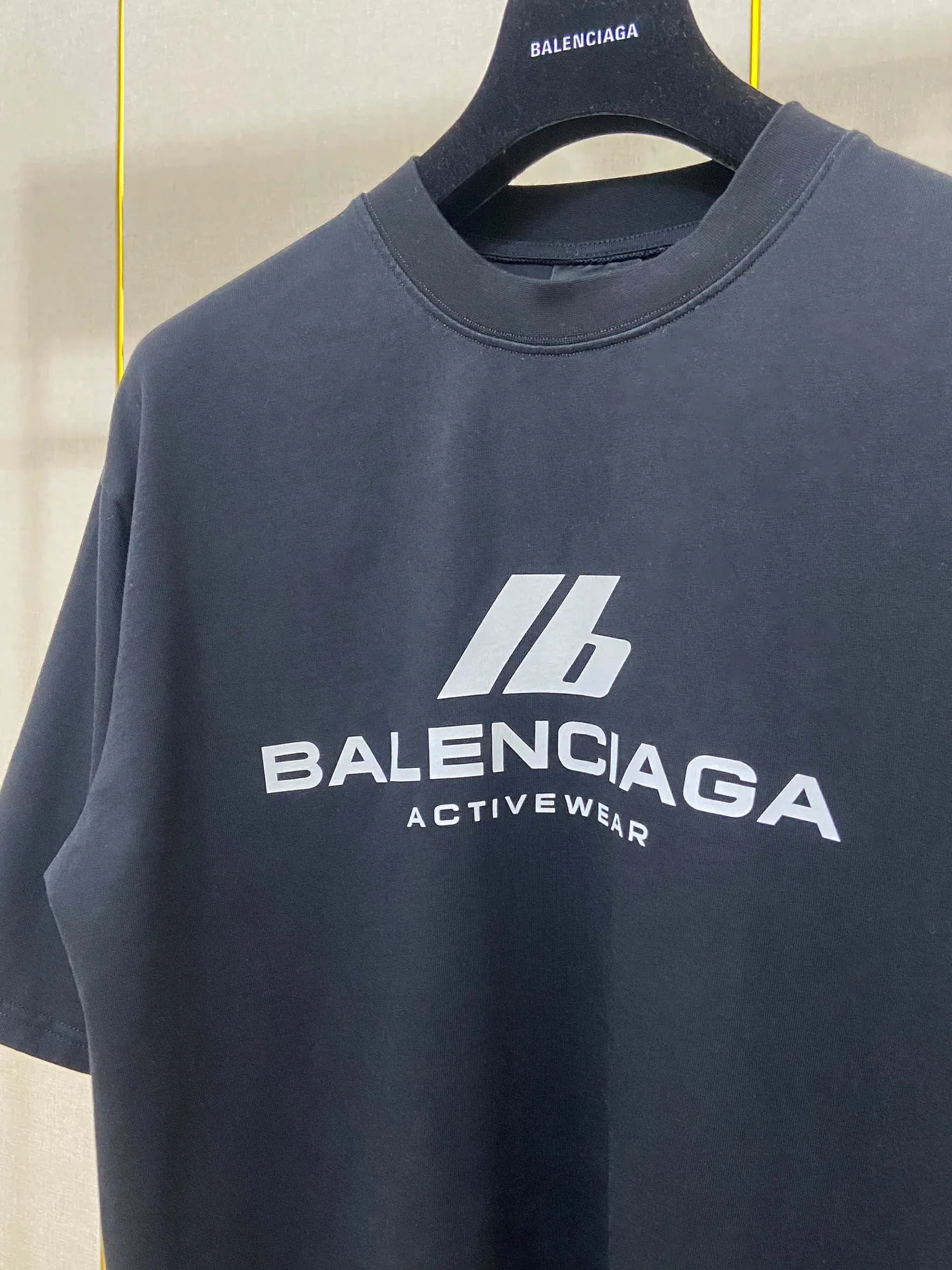 🅿️160 9176# Actual pictures Top version [[BALENCIA*GA] Official website quality Paris new 3M reflective film letter heat transfer short-sleeved T-shirt OS version Loose dropped shoulders Unisex style Fabric: 260g 100% cotton double yarn Technology: Front reflective heat transfer Garment wash Shape solid color Color: black off-white Size: XS S M L