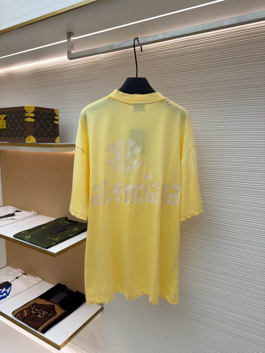 Balenciaga Masking Tape Short Sleeves ●Authentic product: Purchased and developed by 7209 ●Item No.: 1680955-A35 ●Fabric: Ribbed process ●Technology: Washed and brushed ●Version: Fitted version ●Weight: about 270 grams ●Size: 1-2-3-4 ●Description: The sleeves and hem are worn with a frayed effect. The inner lining is clean, no ends, no excess edges, the shoulders are frayed, and the stitching is straight. Three-needle and five-thread craftsmanship. The shoulders are lined with taping. The fabric is made of distressed washed and brushed technology. The collar is designed with frayed holes. The ribbed fabric is custom-woven and dyed. The color is consistent and there is no color difference. Masking tape letters are used on the chest. The overall process of heavy craftsmanship. The washed fabric is comfortable and soft. The effect is worn and washed. The letters on the back are manually counter-positioned and shaped with a hot plate for glue printing. The overall wiring is straight and delicate, the fabric is comfortable and soft, and the color is consistent without color difference. It can be matched with the same style to create a fashionable look and control various occasions. Customized accessories, complete with three standards, same style for men and women!