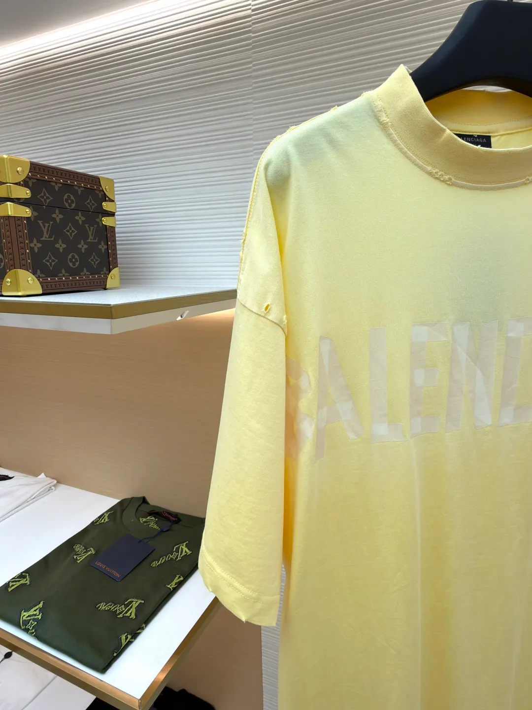 Balenciaga Masking Tape Short Sleeves ●Authentic product: Purchased and developed by 7209 ●Item No.: 1680955-A35 ●Fabric: Ribbed process ●Technology: Washed and brushed ●Version: Fitted version ●Weight: about 270 grams ●Size: 1-2-3-4 ●Description: The sleeves and hem are worn with a frayed effect. The inner lining is clean, no ends, no excess edges, the shoulders are frayed, and the stitching is straight. Three-needle and five-thread craftsmanship. The shoulders are lined with taping. The fabric is made of distressed washed and brushed technology. The collar is designed with frayed holes. The ribbed fabric is custom-woven and dyed. The color is consistent and there is no color difference. Masking tape letters are used on the chest. The overall process of heavy craftsmanship. The washed fabric is comfortable and soft. The effect is worn and washed. The letters on the back are manually counter-positioned and shaped with a hot plate for glue printing. The overall wiring is straight and delicate, the fabric is comfortable and soft, and the color is consistent without color difference. It can be matched with the same style to create a fashionable look and control various occasions. Customized accessories, complete with three standards, same style for men and women!