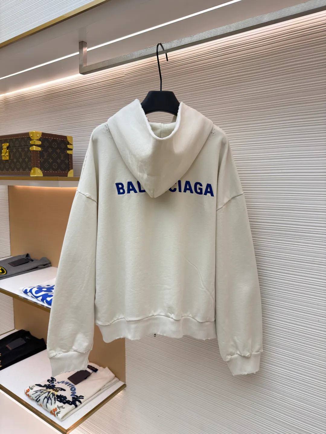 Balenciaga letter embroidered hooded zipper long-sleeved sweatshirt ●Original version: Purchased and developed for 9200 ●Item number: 1682263-A95 ●Fabric: combed cotton ●Technology: Washed and frayed ●Color: white ●Version: loose fit ●Weight: about 965 grams ●Size: S-M-L ●Description: This Balenciaga letter embroidered hooded zipper sweatshirt is made of 380g heavyweight pure cotton terry cloth, which has been treated with enzyme washing process. The fabric has a natural old-fashioned soft and waxy texture. At the same time, the stone grinding process is used to create irregular raw edge effects on the cuffs and hem, restoring the retro street style. The body adopts a loose, dropped-shoulder version, and the three-dimensional tailoring makes the shoulder lines smooth. The hooded part has a built-in drawstring made of pure cotton and is pre-shrunk to prevent it from deforming. The custom-made metal zipper on the front zipper closes smoothly and has no lag after repeated opening and closing tests. The brand letters on the left chest are made with imported embroidery machines using flat embroidery stitches, using polyester thread with high color fastness. The stitches are fine and neat without skipping, and the letter outline is three-dimensional and clear. The overall stitching uses double-needle overlocking technology, with up to 12 stitches per inch. The ribbed edges on the cuffs and hem are made of spandex blended material, which has long-lasting elasticity and is not easy to loosen, taking into account both wearing comfort and stiffness. The overall wiring is straight and delicate, the fabric is comfortable and soft, and the color is consistent without color difference. It can be matched with the same style to create a fashionable look and control various occasions. Customized accessories, complete with three standards, same style for men and women!