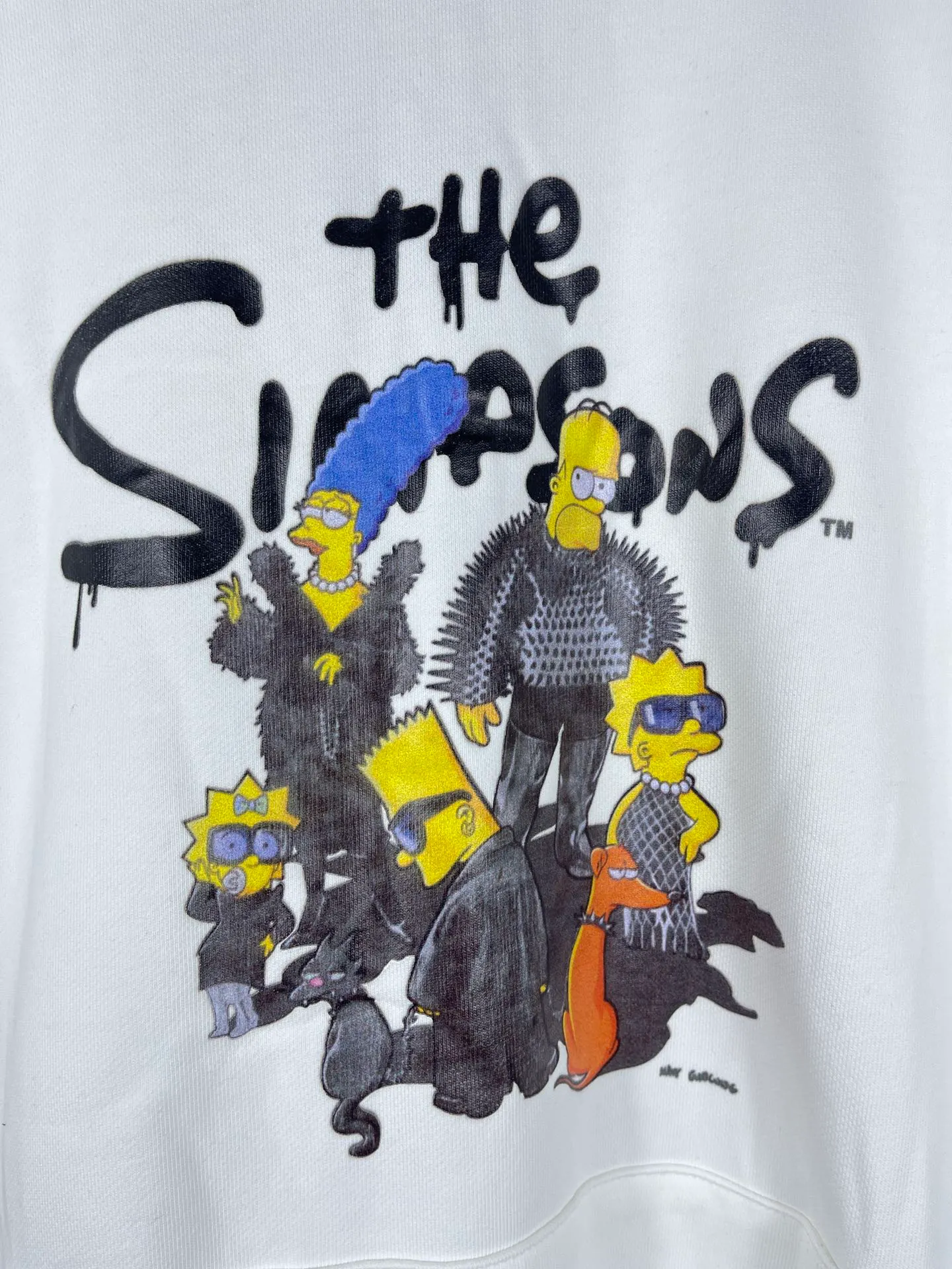 🅿️310 Real photos [Top version. Official website quality] BALENCI*GA/Paris. Classic model. 22S#balenci*ga x THE SIMPSONS Simpson joint model# The fabric is made of Paris ZP custom-woven and dyed cotton double-yarn David Coat. The net weight is 450 grams. The cloth surface is clean. The cloth pattern is clear, soft and comfortable. The threads are dyed with no color difference. The classic pattern adopts Kornit digital machine, which has a three-dimensional effect and restores the brick cabinet. The version adopts the OS loose shoulder version. Same style for men and women Code: BL238088 Color: Black. White. Size: XS S M L