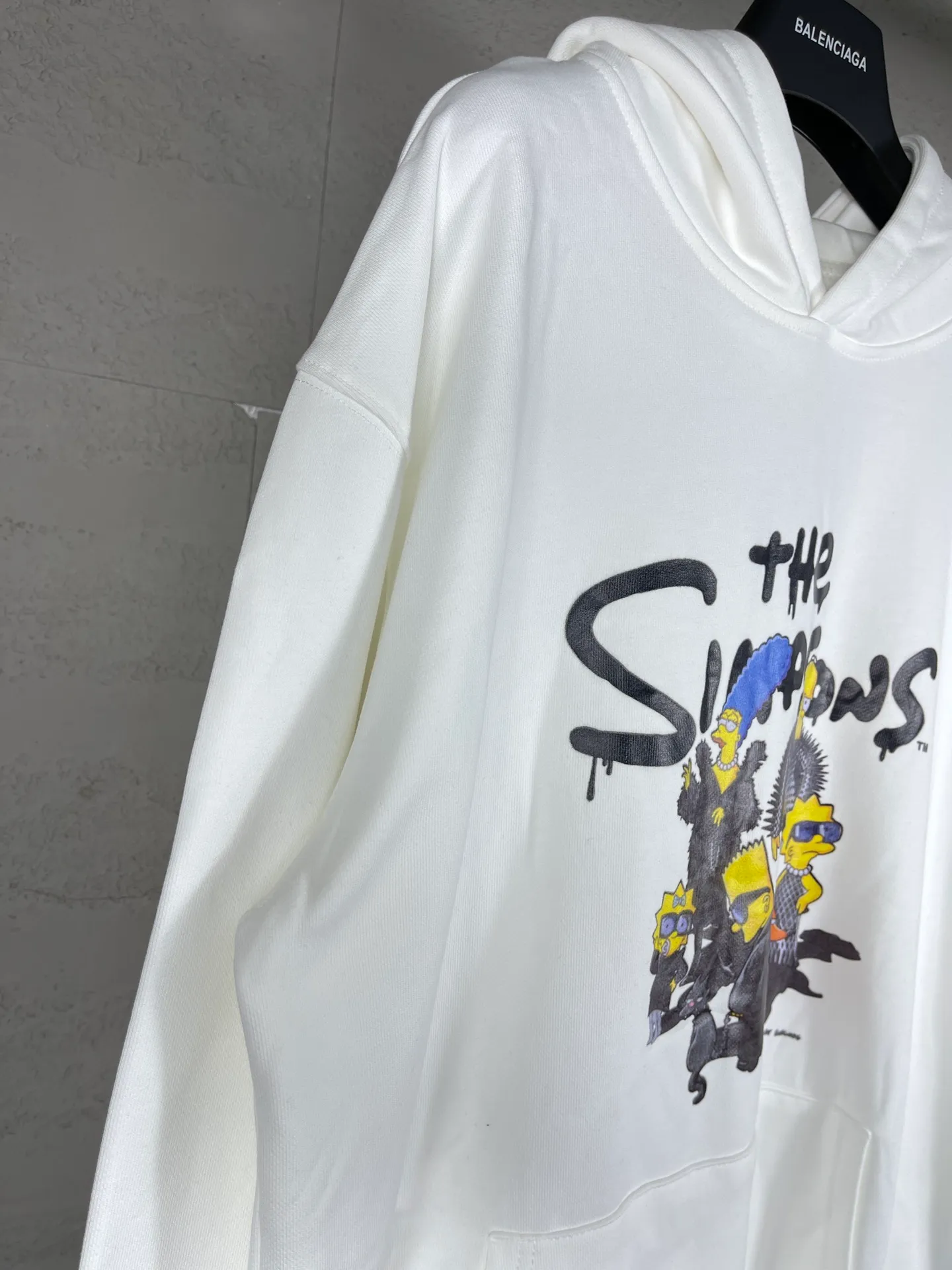 🅿️310 Real photos [Top version. Official website quality] BALENCI*GA/Paris. Classic model. 22S#balenci*ga x THE SIMPSONS Simpson joint model# The fabric is made of Paris ZP custom-woven and dyed cotton double-yarn David Coat. The net weight is 450 grams. The cloth surface is clean. The cloth pattern is clear, soft and comfortable. The threads are dyed with no color difference. The classic pattern adopts Kornit digital machine, which has a three-dimensional effect and restores the brick cabinet. The version adopts the OS loose shoulder version. Same style for men and women Code: BL238088 Color: Black. White. Size: XS S M L
