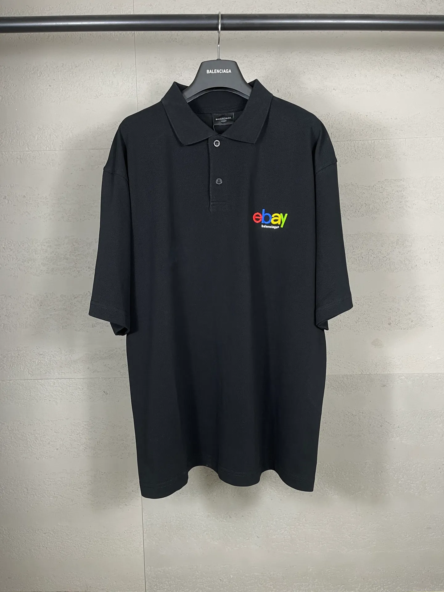 🅿️220 Actual pictures [Top version. Official website quality] BALENCI*GA/Paris# New model, Paris co-branded ebay rainbow embroidered POLO shirt, welcome to compare! The fabric is made of Paris ZP custom-woven and dyed cotton pique, with a weight of 260 grams. The cloth surface is clean. The cloth pattern is clear, soft and comfortable. The threads are woven and dyed with no color difference. The embroidered LOGO is embroidered using imported Tajima embroidery machine. The effect is three-dimensional. Restore brick cabinets, adopt OS loose shoulder style. Same style for men and women. Code: BL252209 Color: Black Size: XS S M L