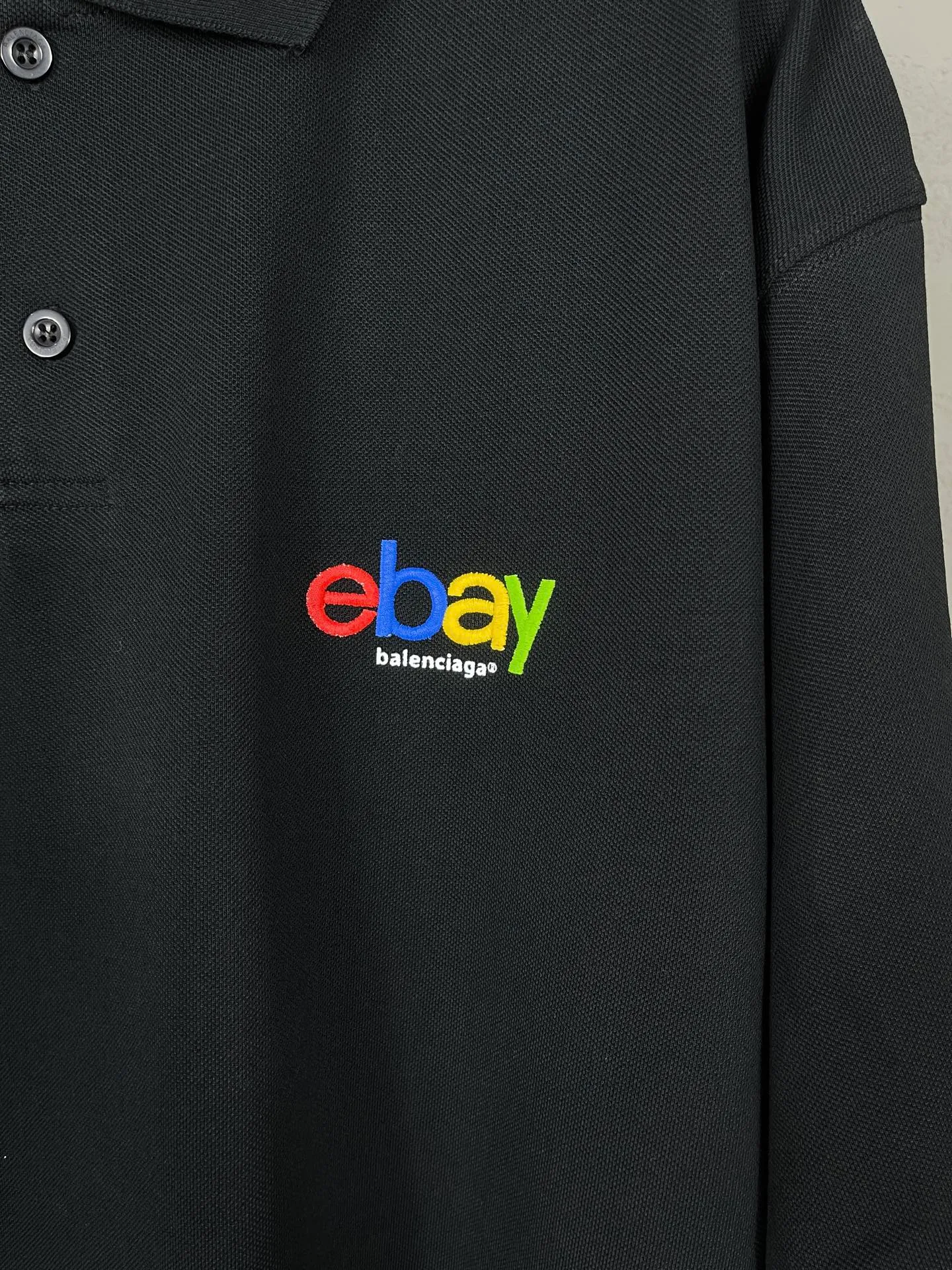 🅿️220 Actual pictures [Top version. Official website quality] BALENCI*GA/Paris# New model, Paris co-branded ebay rainbow embroidered POLO shirt, welcome to compare! The fabric is made of Paris ZP custom-woven and dyed cotton pique, with a weight of 260 grams. The cloth surface is clean. The cloth pattern is clear, soft and comfortable. The threads are woven and dyed with no color difference. The embroidered LOGO is embroidered using imported Tajima embroidery machine. The effect is three-dimensional. Restore brick cabinets, adopt OS loose shoulder style. Same style for men and women. Code: BL252209 Color: Black Size: XS S M L