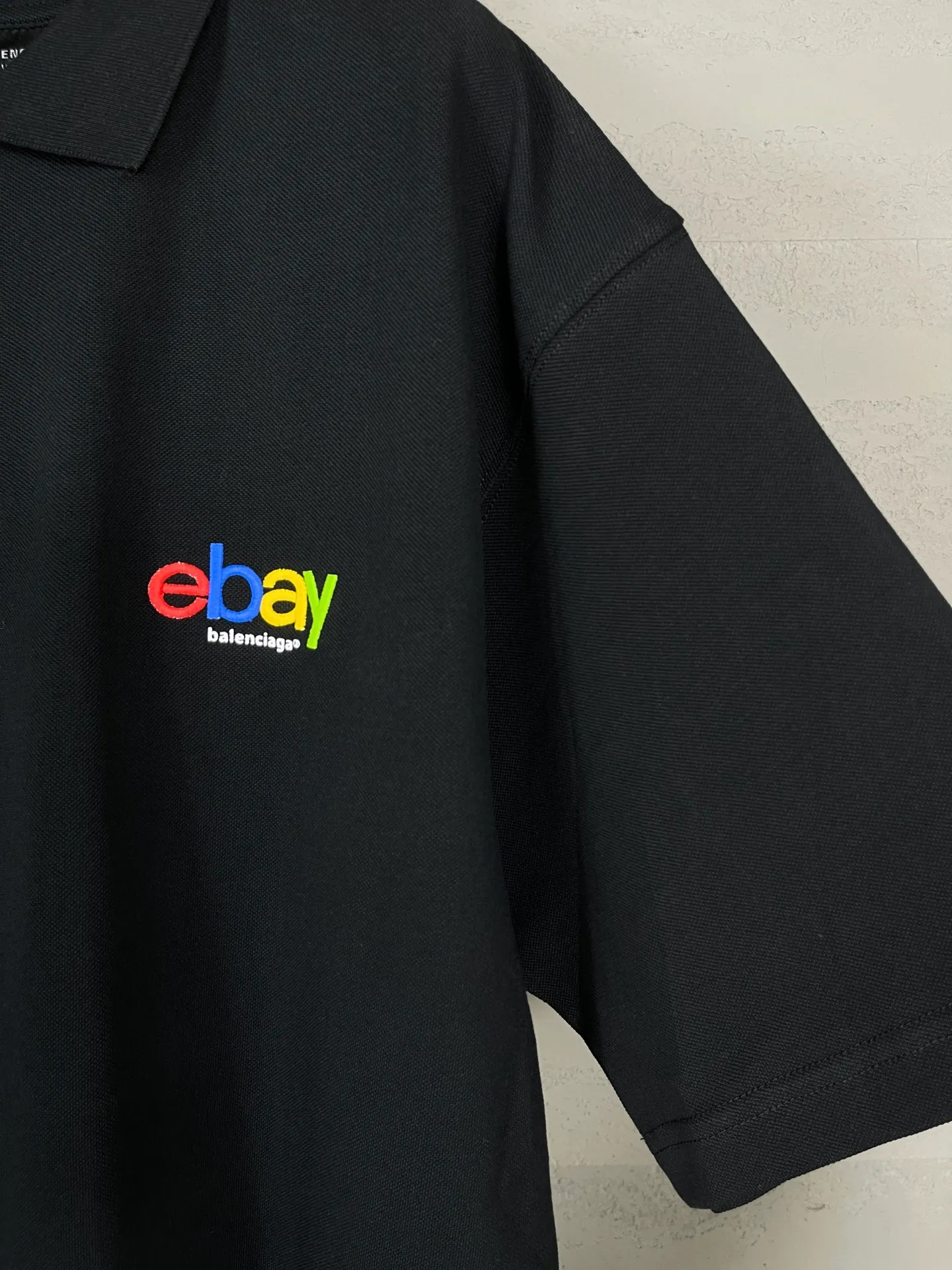 🅿️220 Actual pictures [Top version. Official website quality] BALENCI*GA/Paris# New model, Paris co-branded ebay rainbow embroidered POLO shirt, welcome to compare! The fabric is made of Paris ZP custom-woven and dyed cotton pique, with a weight of 260 grams. The cloth surface is clean. The cloth pattern is clear, soft and comfortable. The threads are woven and dyed with no color difference. The embroidered LOGO is embroidered using imported Tajima embroidery machine. The effect is three-dimensional. Restore brick cabinets, adopt OS loose shoulder style. Same style for men and women. Code: BL252209 Color: Black Size: XS S M L