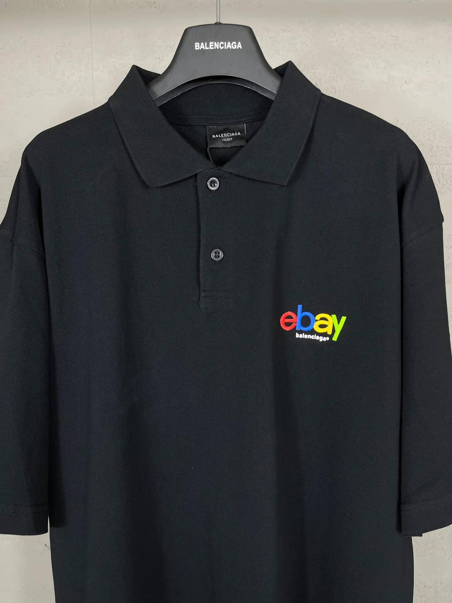 🅿️220 Actual pictures [Top version. Official website quality] BALENCI*GA/Paris# New model, Paris co-branded ebay rainbow embroidered POLO shirt, welcome to compare! The fabric is made of Paris ZP custom-woven and dyed cotton pique, with a weight of 260 grams. The cloth surface is clean. The cloth pattern is clear, soft and comfortable. The threads are woven and dyed with no color difference. The embroidered LOGO is embroidered using imported Tajima embroidery machine. The effect is three-dimensional. Restore brick cabinets, adopt OS loose shoulder style. Same style for men and women. Code: BL252209 Color: Black Size: XS S M L