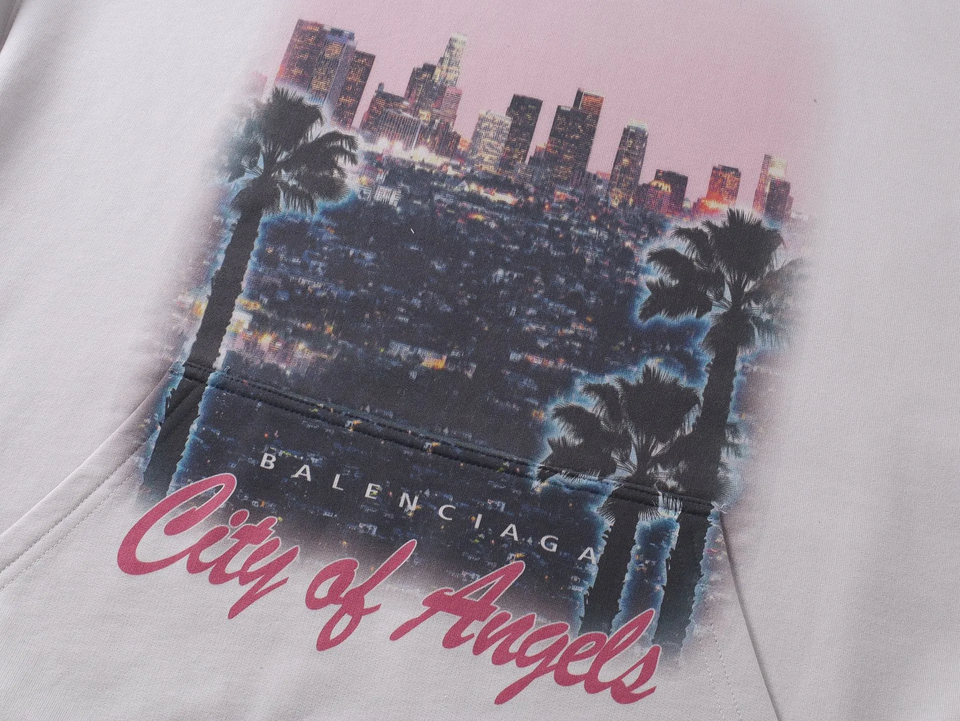 🅿️356 real photos [Top version. Official website quality] BALENCI*GA/25 new model. Latest style SS25 ready-to-wear washable hooded sweatshirt with Los Angeles night scene direct-printed print on the front. Research and development at the first time, different market currencies. Comparisons welcome. The fabric is made of Paris ZP custom-woven and dyed cotton sweatshirt. Weighing 460 grams, the cloth surface is clean. The cloth pattern is clear, soft and comfortable. The threads are dyed with no color difference. Printing adopts computer direct printing. Garments are washed and aged. Jubie market currency. Welcome to compare. The version adopts OS loose shoulder design. Same style for men and women. Code: BL259905 Color: washed black, apricot Size: XS S M L