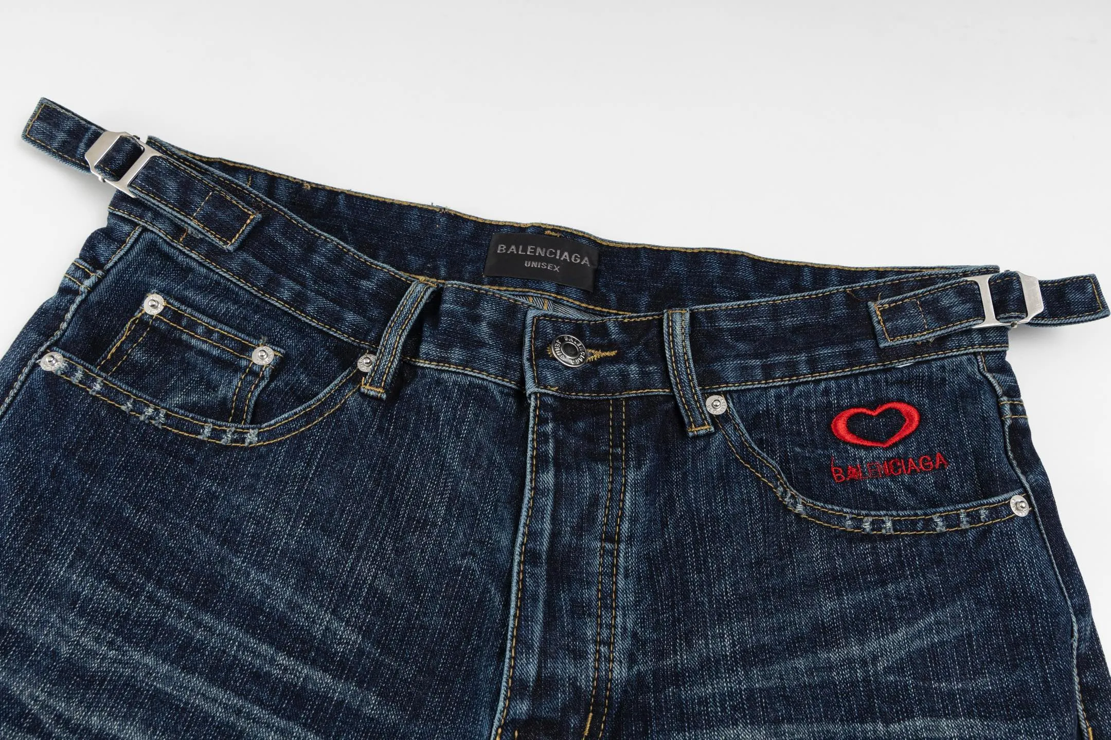 🅿️340 [Exclusive supply] BLCG Chinese Valentine's Day limited love embroidered denim shorts. The fabric is made of 460 grams of high-end customized fabrics. It is comparable to YB printing with clear layers and three-dimensionality. It has excellent washing effect, feels breathable and thick, and is purely handmade! The details of each part are made of high-quality metal, and the production process is extremely time-consuming and laborious. The matching details of the embroidered leather label show an exquisite effect. When paired with the same top, it is full of fashion and trend. The same style is versatile for men and women, showing luxury, classic and durability! Size:1/2/3/4