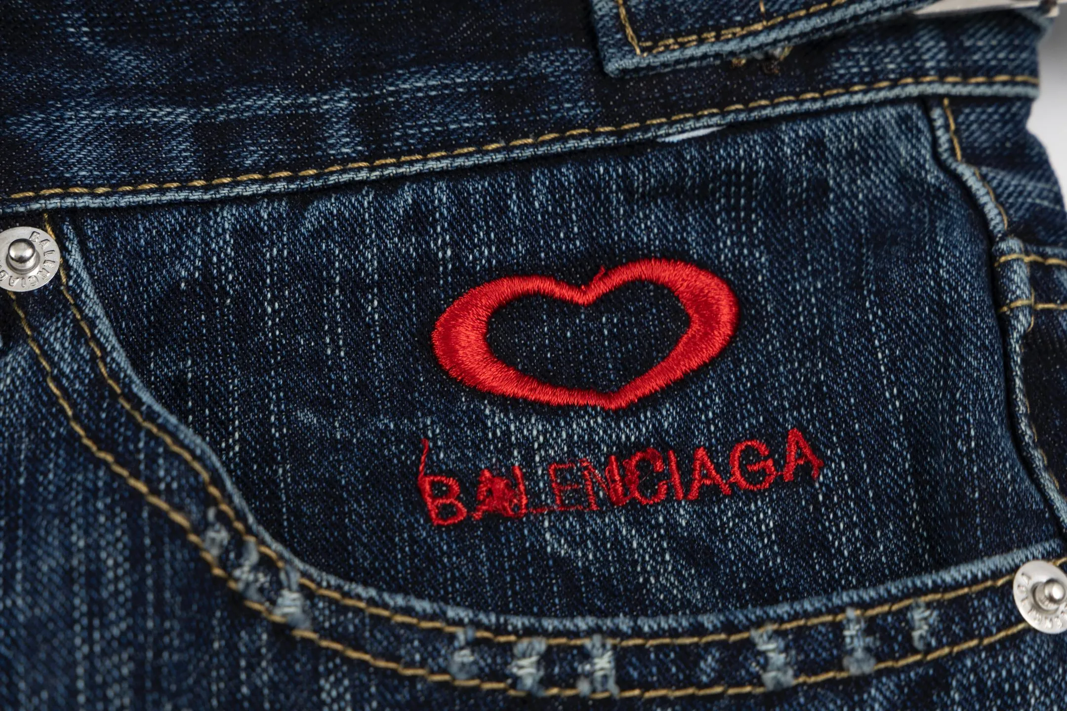 🅿️340 [Exclusive supply] BLCG Chinese Valentine's Day limited love embroidered denim shorts. The fabric is made of 460 grams of high-end customized fabrics. It is comparable to YB printing with clear layers and three-dimensionality. It has excellent washing effect, feels breathable and thick, and is purely handmade! The details of each part are made of high-quality metal, and the production process is extremely time-consuming and laborious. The matching details of the embroidered leather label show an exquisite effect. When paired with the same top, it is full of fashion and trend. The same style is versatile for men and women, showing luxury, classic and durability! Size:1/2/3/4