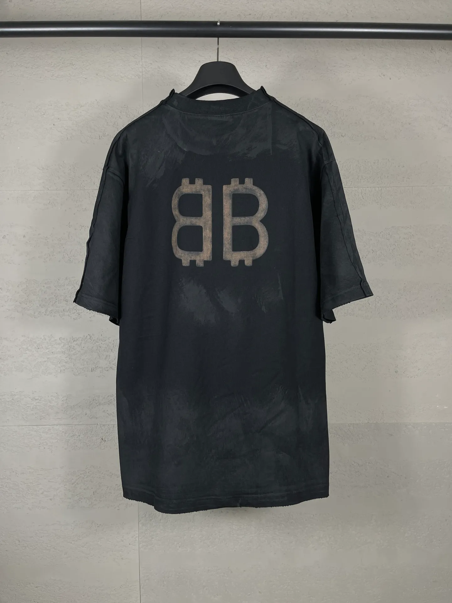 🅿️214 Actual pictures [Top version. Official website quality] BALENCI*GA/Paris. 25ss latest style front and rear direct spray printing, washed and worn, hand-painted splicing short-sleeved T-shirt. Develop genuine products in the first time. Notice! ️The new method of front and rear splicing is a huge difference in market currency. The brick cabinet is synchronized. The fabric is made of Paris ZP custom-woven and dyed cotton with double yarns and compact cotton. The weight is 260 grams. The cloth surface is clean. The cloth pattern is clear, soft and comfortable, and the threads are dyed with no color difference. The classic patterns on the front and back are directly printed using environmentally friendly imported materials, with a three-dimensional effect. Ready-to-wear, washed, distressed and hand-painted. Restored brick cabinets. Extra heavy craftsmanship. The version adopts OS loose shoulder design. The same style for men and women. Code: BL253635 Color: Black Size: XS S M L